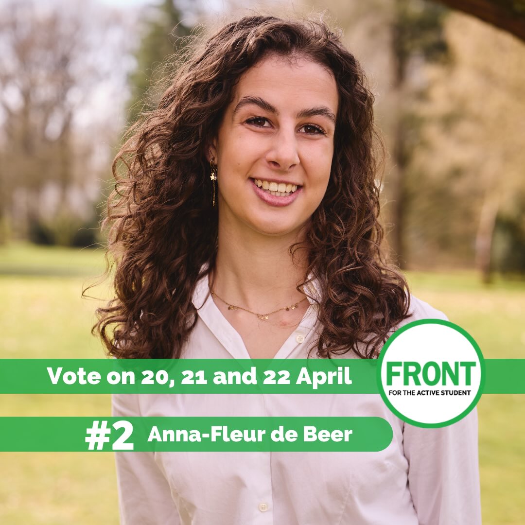 𝐈𝐧𝐭𝐫𝐨𝐝𝐮𝐜𝐢𝐧𝐠 𝐨𝐮𝐫 𝐜𝐚𝐧𝐝𝐢𝐝𝐚𝐭𝐞𝐬! 💚
Today we introduce #2: Anna-Fleur
Anna-Fleur is 21 years old and in her third year of Business Administration. She is an active member of T.S.V. Plato and part of sorority DOT, and plays hockey at HC Tilburg.
Anna-fleur believes the university should provide better facilities that match how students actually study. That’s why she advocates for more study spaces with docking stations, additional silent study areas during exam periods, and an expansion of group workspaces. So you don’t have to search for a spot, but can simply focus on your studies.
In addition, she is committed to supporting active students. By recording lectures more frequently and consistently, it becomes easier to combine studying with a board year, a student job, (top) sports, or an active association life. This helps keep education accessible for everyone.
Do you agree with Anna-fleur and want her to represent you in the University Council?
Vote #2 on April 20, 21 & 22!