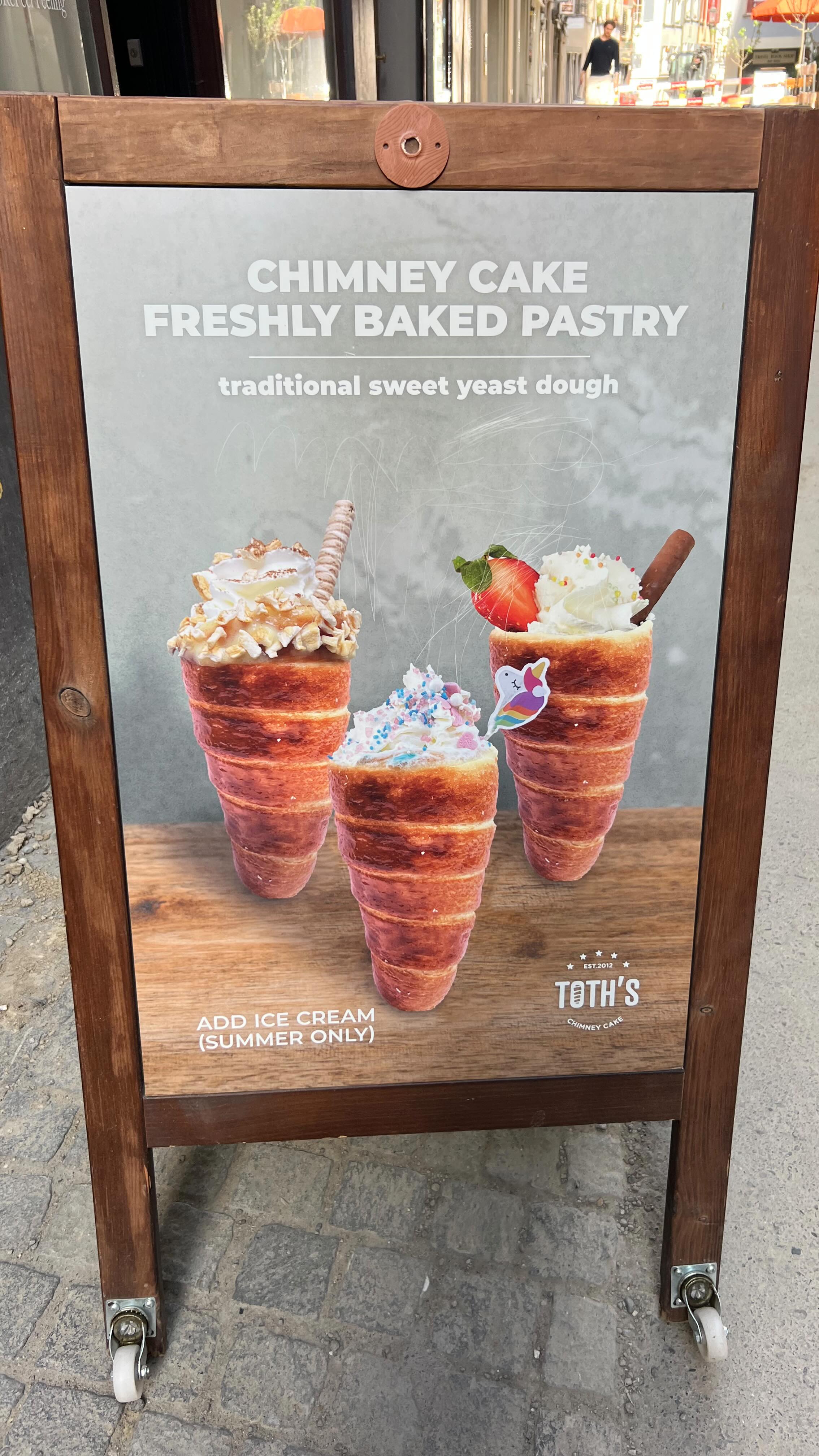 Be honest, which one would you choose and is your favorite topping? Raspberry def. hits the top 10/10 score 🤫🤤 Did you try it yet? It’s NEW!🤩 #tothschimneycake #fyp #zurich #foodlover #food