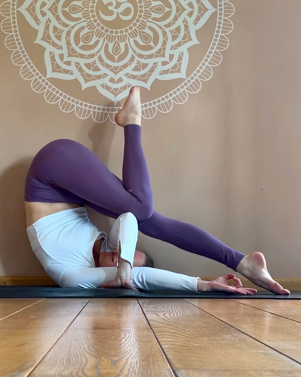 ᵂᴱᴿᴮᵁᴺᴳ Happy Saturday! 💜
It’s YSYD day and our host today is the lovely
Helen @helengarnerweaver who chose a fun looking pose she called #twistedtuckedplough inspired from @ms.fabulosity3 .
If you get into it like I did: I absolutely recommend that you cushion your shoulder area a LOT! 😄 More so I would recommend getting into some variation from a shoulder stand entrance. Feel free to modify especially if you have neck issues.
Remember, it’s about having fun and staying playful so feel free to do what feels good in your body! 💛
This is us, the @ysydcrew:
Helen @helengarnerweaver
Jen @thyme4yoga
Jen @jenbellyoga
Bree @yogi.bree
Sarka @sarka_yoga
Natasha @natashaswinter
Joyce @geeoice_yoga
San @sanparrafit
Becca @bowlingandyoga
Jo @jbreton22
Pia @northernstar_yoga
Svenja @svenjaborchers
🌸 Please note: we choose our inspos where we see the pose and want to feature, not who necessarily created it. It’s all about the fun 🤩
#ysyd #yogafun #yogashape #igyogacommunity