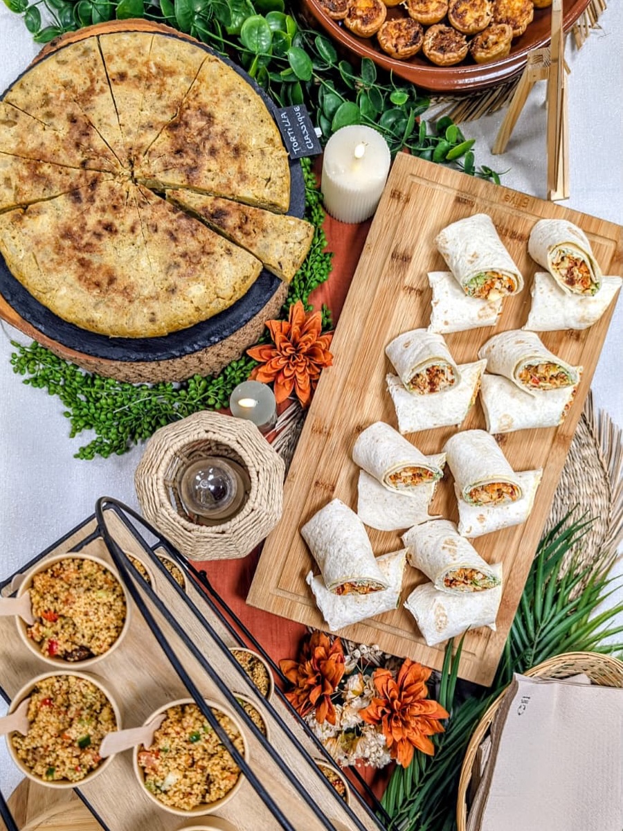 Retour en images sur la soirée du 13 avril !
Nous avons eu le plaisir d’accompagner l’événement de @womeninnuclear_france avec un buffet tapas aux saveurs variées 🇪🇸
Au menu :
🥗 Verrines de taboulé
🥟 Empanadas
🍳 Tortilla au chorizo
🌯 Wraps de légumes grillés
🍗 Wraps de poulet, parmesan & tomates
🧀 Cake figues, chèvre & noix
🥧 Mini quiches
🍏 Et pour finir en douceur : tarte aux pommes
Un grand merci pour votre confiance lors de cette belle soirée ! 💛
#traiteurmontpellier #tapas #buffetdinatoire #paellalovers #montpellier