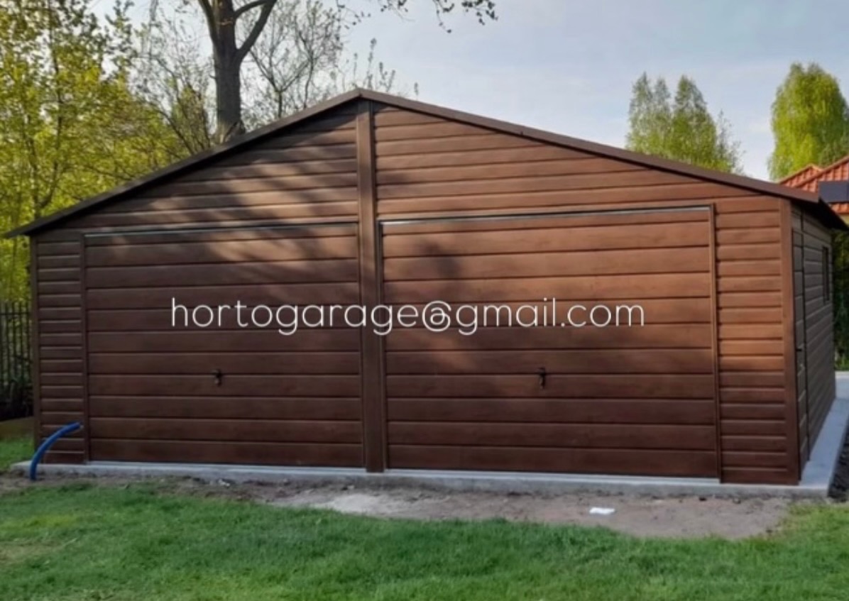 Wir präsentieren unsere Garage. 🚗
📏Abmessungen:
📐• Breite: 6 m
📐• Länge: 6 m
📐• Höhe: 2,6 m
Farbe: Gold-Eiche.
🚪🔩Konstruktion:
Die Garage besteht aus einer robusten Stahlkonstruktion aus geschlossenen Profilen, was eine hohe Steifigkeit und Langlebigkeit der gesamten Konstruktion gewährleistet. Die Wände und Tore bestehen aus Stahlblech mit horizontaler Prägung, die eine Holzbretteroptik imitiert, wodurch die Garage modern und ästhetisch wirkt. Das Dach ist als Satteldach ausgeführt, was den Abfluss von Wasser und Schnee erleichtert.
✅Vorteile: Langlebigkeit, Witterungsbeständigkeit, ansprechendes Aussehen. 👍
🚗🎿🧰Verwendung: Garage für zwei Autos, Platz für Fahrräder, Werkzeuge oder als Werkstatt. 🔧
💻📲👨💻 eine ähnliche Garage oder andere Details wünschen, mailen Sie hortogarage@gmail.com, gehen Sie auf den Link in der Bio oder rufen Sie an
📞 +49 177 4242452
📞 +49 152 246 74 361