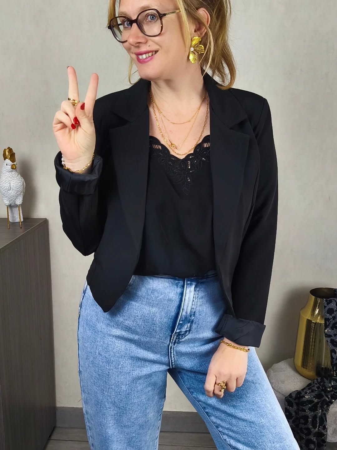 Le genre de pièce qui change tout… sans en faire trop 😏
Et si une seule pièce pouvait transformer toute ta tenue ? 💫
Le blazer court INGRID, c’est typiquement le genre de pièce que tu enfiles… et qui change tout, sans effort ✨
✔️ Il structure la silhouette
✔️ Il apporte tout de suite une touche chic
✔️ Et surtout… il sublime même les looks les plus simples
Un jean, un top… et lui 🖤
Et d’un coup, ton allure est totalement différente 😍
C’est ça que j’aime…
Des pièces fortes, faciles à porter,
qui s’adaptent à ton quotidien sans jamais te contraindre ⚡
Parce que ton style ne devrait jamais être compliqué pour être impactant.
Et crois-moi… celui-ci va vite devenir un indispensable 😏
🌸 À retrouver dans la collection BLOOM & POWER
.
.
.
#blazerfemme #lookfacile #styleaufeminin #tenuefemme #modeinclusive