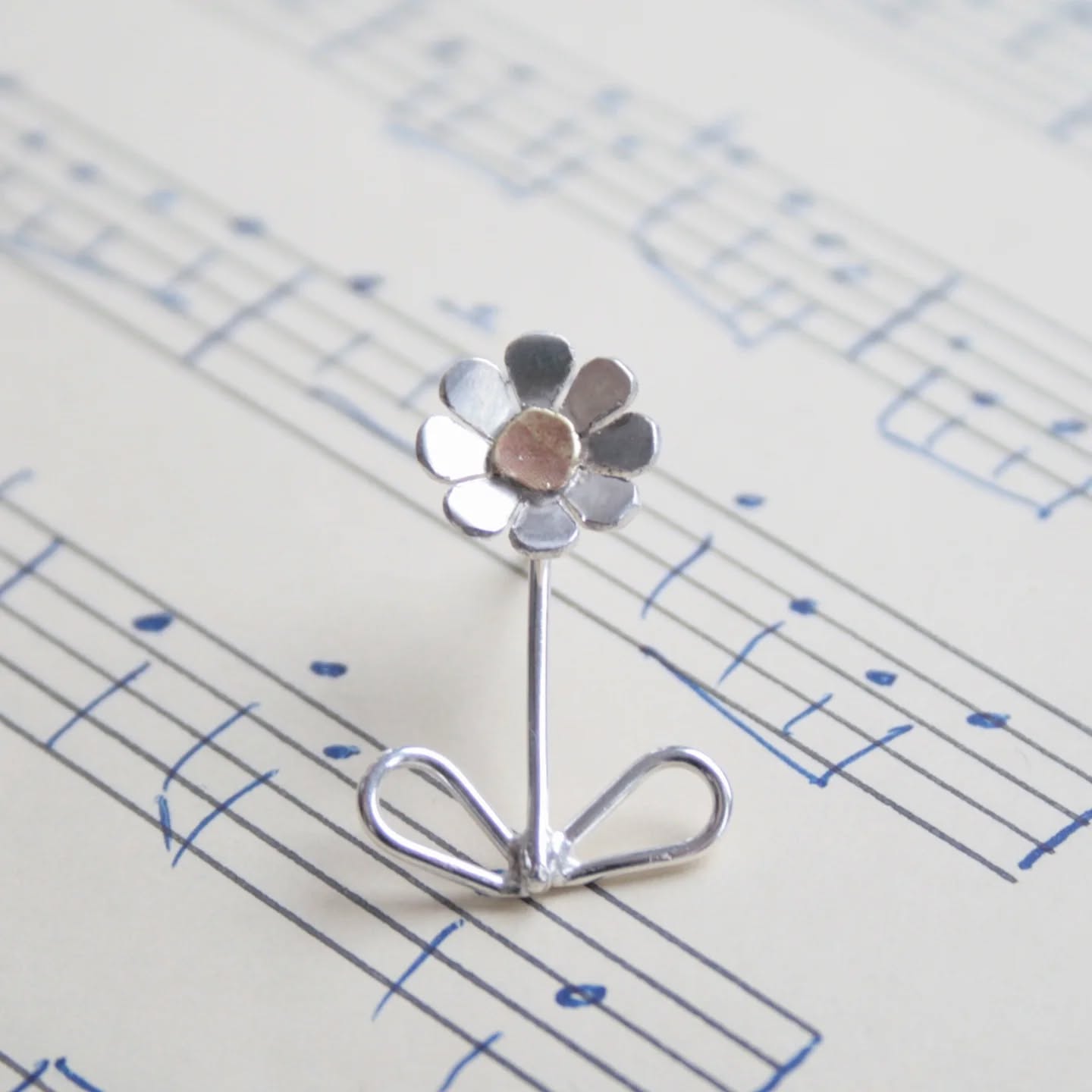 I love this little brooch, it's just so cute. Daisies are the birth flower for an April birthday so it also makes a lovely gift. š