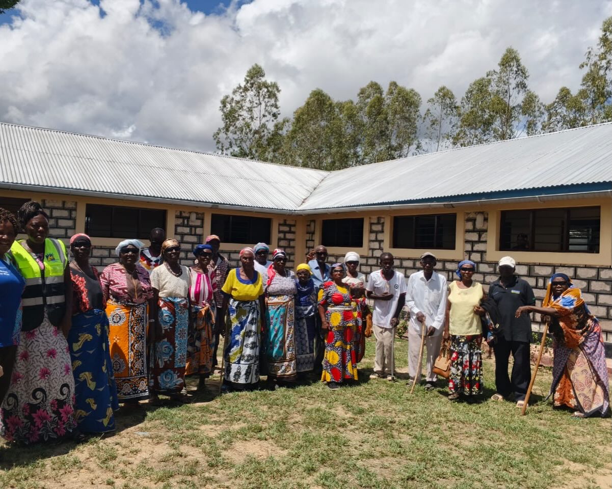 Endlich wieder gut sehen 🧐
Diese Patienten und Patieninnen gingen nach dem Medical Camp vergangene Woche in ein Augenzentrum zu einer Operation. Heute kamen sie alle zur Nachuntersuchung. 🔎
Wir werden in Zusammenarbeit mit dem Augenzentrum monatliche Augenuntersuchungen in unserem Medical Centre durchführen. 👁️
#rheinvalleymedicalcentre #majimoto #kenia #medicalcamp #vereinrheinvalleyhospital