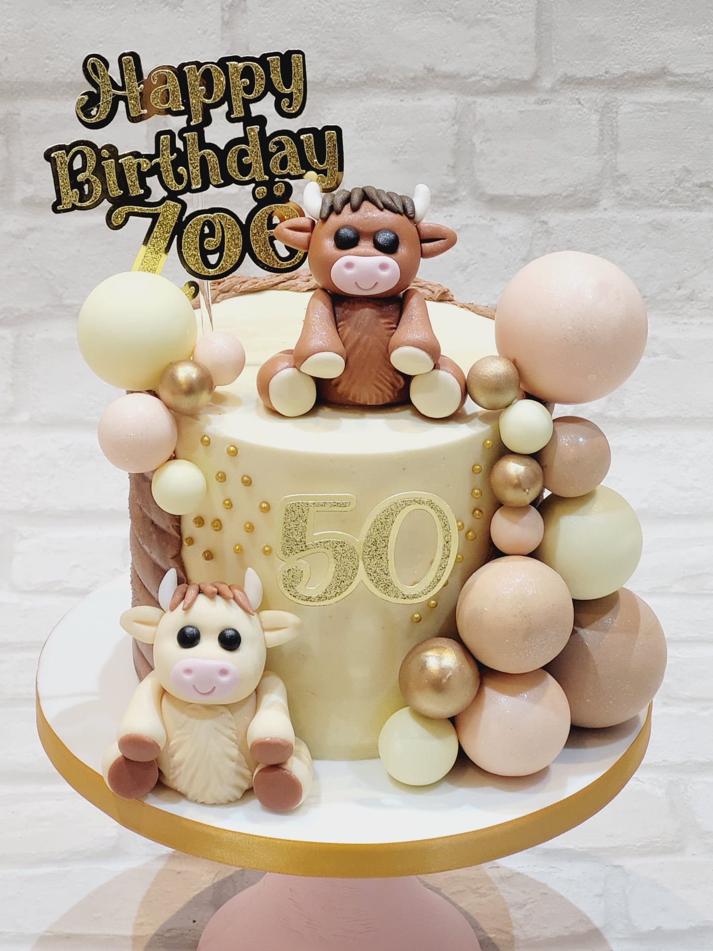 Golden, elegant and full of personality ✨🐮
This 50th birthday cake brings together soft neutral tones, luxe gold details and the cutest handcrafted toppers for a design that feels both fun and sophisticated. From the delicate spheres to the charming cow figures, every detail was made to celebrate in style 🤍
A perfect centrepiece for a milestone worth making a statement 🎉
#50thBirthday #LuxuryCake #CelebrationCake #BespokeCake #CakeDesign