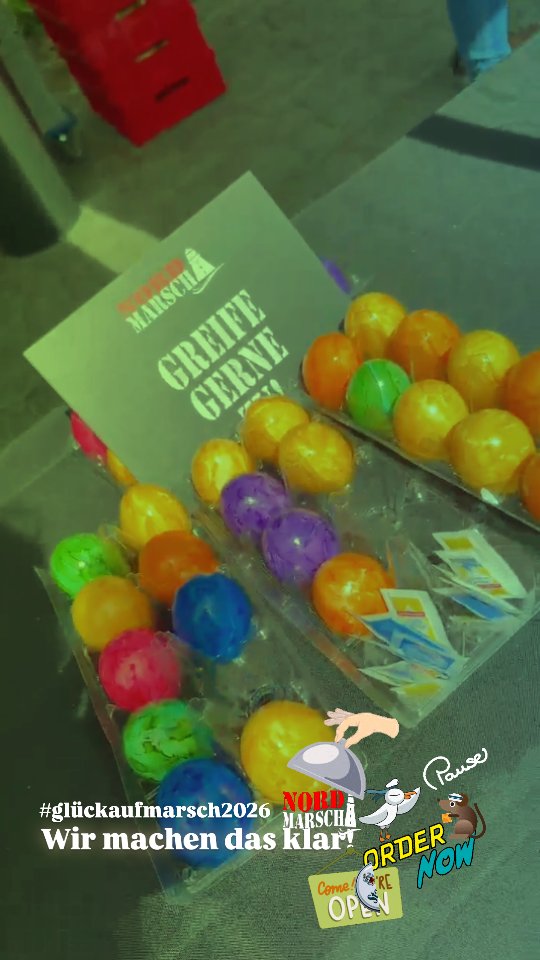 SO sieht es aus, wenn Du bei Nord-Marsch an einen der verschiedenen VP kommst!
Tolle Crew, Leckere Snacks und Eier in vielen Farben! 🌈
Hier in diesem Video lief als letzte Teilnehmerin gerade unsere 42km-Schlussläuferin Conny an VP2 ein und das ist das Zeichen, nun kommt keiner der 1.000 Wander- & Ruhrpottfans mehr und freut sich auf eine Pause, Getränke, Snacks UND natürlich auf die wirklich unglaublich fleißige & nette Crew von unserem Team und den Family&Friends, die alles mit ganz viel Herz vorbereiten, aufbauen, durchführen und wieder abbauen und das über viele, viele Stunden!
Dass dieses Engagement nicht selbstverständlich ist, ist uns Nord-Marschern bewusst und wir sind dafür wirklich unendlich dankbar, aber wir freuen uns auch, daß 99,9% aller Einkehrenden das genauso sehen und dass auch so rüberbringen mit einem netten Wort, einem Lächeln und ganz tollem Feedback vor Ort, im Ziel oder später bei Instagram, Facebook oder sogar per Mail!
(...natürlich darf man auch äußern, wenn einem etwas nicht gefällt!!!)
Der Dank geht an alle, für ein tolles Miteinander an einem sportlichen & spaßigen Wandertag hier in Essen beim "3.GLÜCK-AUF-MARSCH 2026"!
Wir möchten uns aber auch noch mal ausdrücklich bei der Sanitätsbereitschaft für Ihren Einsatz bedanken und natürlich auch bei @stauder_privatbrauerei - nun brauchen wir die Getränke nicht mehr aus dem Norden in den Ruhrpott zu importieren!
(...aber der Matjes & Bismarckhering, der kommt weiter nur von @friesenkrone von der Küste und wird dann auf ein echtes Ruhrpott-Goldbrötchen von @_malzers_ kunstvoll mit Salatblatt & Zwiebelringenl dekoriert! Und natürlich auch Äpfel & Birnen werden nicht dem Zufall überlassen und wurden im Alten Land bzw. in der Haseldorfer Marsch hinterm Deich gepflückt!)
WIR MACHEN DAS KLAR!
LAUFEN MÜSST IHR - DEN REST MACHEN WIR!
In diesem Sinne... 🙂
...Team Nord-Marsch mit den Family&Friends ❤️
Was uns natürlich interessiert:
WAS IST DEIN HIGHLIGHT AM VP? 🙄
(mehrere Antworten möglich!)
Bei Redebedarf: support@nord-marsch.de
www.nord-marsch.de
#wirmachendasklar #verpflegung #wandertag #ruhrpott #unsernorden