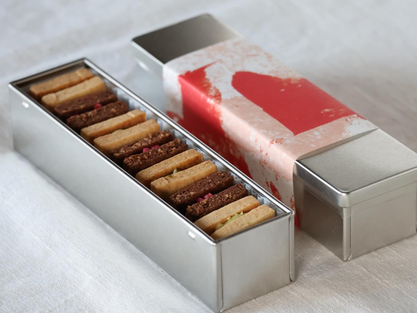 .
いよいよ今週末はラシックに出店します。
そのため店舗の営業は下記になります。
16日(木) 11:00-14:00 マフィン、焼き菓子のみ販売
17日(金) 臨時休業
18日(土) 臨時休業
ラシック出店は昨年の夏にご担当の方から
連絡をいただき、最初はできるかと不安もありましたが
温かいサポートもあり挑戦してみようと出店を決めました。
準備を進め今回は今までにない数の焼き菓子をご用意しています。スタッフのみんなで力を合わせました。
限定のクッキーサンド缶、クッキー瓶、
マフィン、スコーン、焼き菓子をご用意します。
そしてなんと今回、友人でもある
@keikoyuasa_official さんと
@author_no_tensyu の美幸さんがラシックにお手伝いに来てくれます!
とっても素敵なお二方に来ていただけることになり
私が緊張しそうですが、温かな和やかな雰囲気で
出店したいと思いますので、ぜひ足をお運びいただけたら嬉しいです。
名古屋は久しぶりの出店になりますが、
3日間販売しておりますので、みなさまにお会いできることを楽しみにしております。
【POP UP STORE】
会期:4月17日(金)-4月19日(日)
時間:11:00-21:00
会場:ラシックB1F エスカレーター横(大津通側)
〒460-0008 名古屋市中区栄3-6-1
※各日なくなり次第終了となります。
※数に限りがあるものもございます。
品切れの際はご容赦ください。
@lachic_nagoya
.
.
#ラシック
#beco#beco菓子