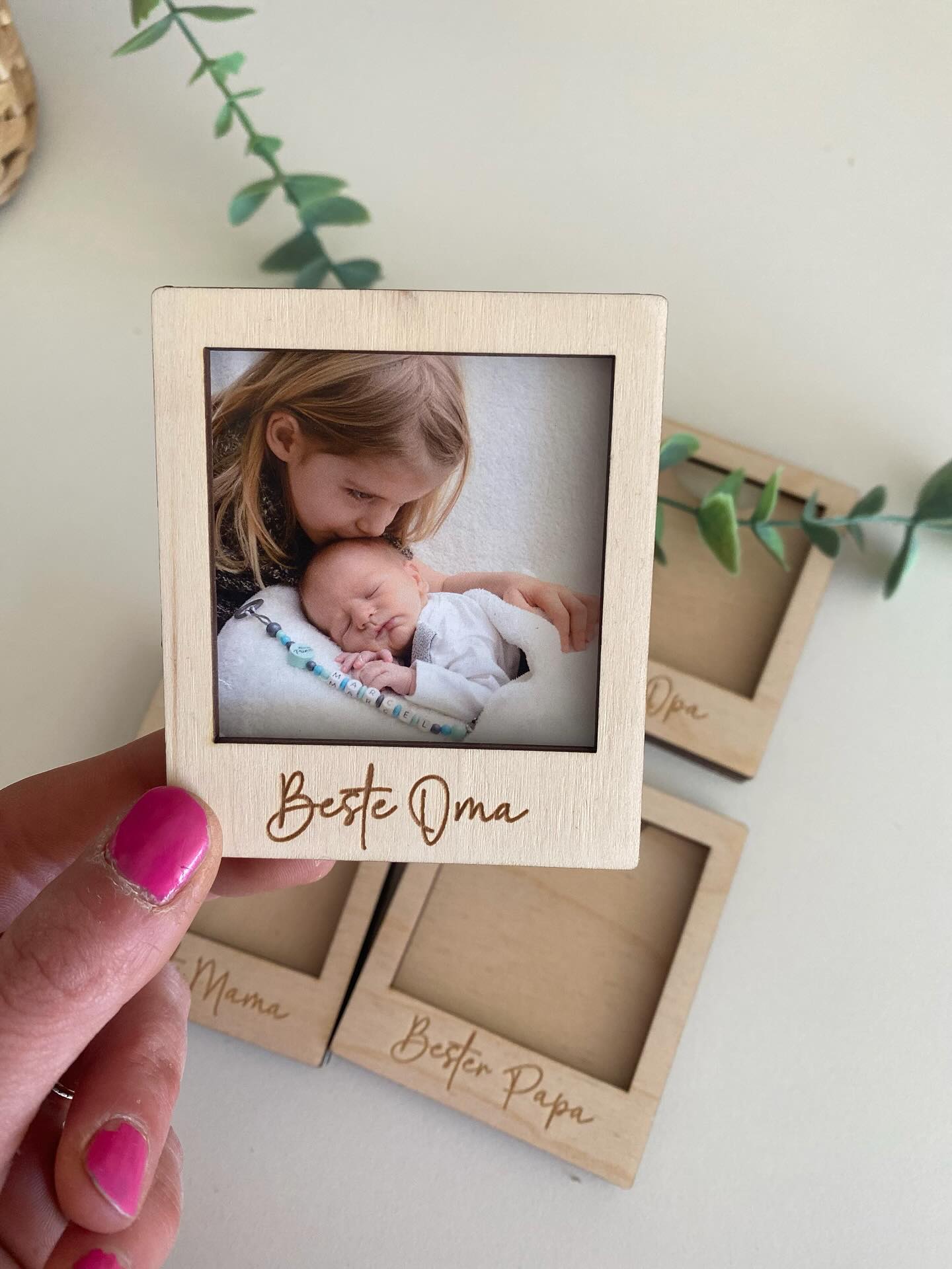 🤍 Manche Erinnerungen verdienen einen besonderen Platz.
Ein schönes Foto erzählt oft mehr als tausend Worte –
vor allem, wenn es uns an einen besonderen Moment oder einen geliebten Menschen erinnert.
Mit diesen gravierten Holz-Fotorahmen werden eure Lieblingsfotos zu einer ganz persönlichen Erinnerung.
Schlicht, zeitlos und eine wunderschöne Geschenkidee für Mama, Oma, Papa oder Opa.
👉 Jetzt im Onlineshop erhältlich.
Welches Foto würde bei euch in diesen Rahmen kommen?
#fotogeschenk #erinnerungen #familienmomente #geschenkidee #personalisiertegeschenke #wohndeko #holzliebe #geschenkfürmama #geschenkfüroma #oststeiermark #vorau #kreativveredelung