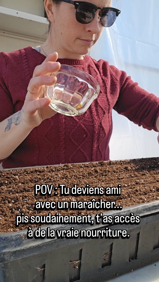 Pas celle qui voyage des milliers de kilomètres.
Pas celle qui a été cueillie trop tôt pour survivre au transport.
La vraie.
Celle qui pousse ici.
Celle qui est cueillie le matin… et mangée le soir.
Mais surtout, tu mets un visage sur ce que tu manges.
Tu comprends les saisons.
Tu reconnectes avec quelque chose de simple… mais essentiel.
#autonomiealimentaire #mangerlocal #fermierdefamille #agriculturequebecoise #ferme consommerlocal