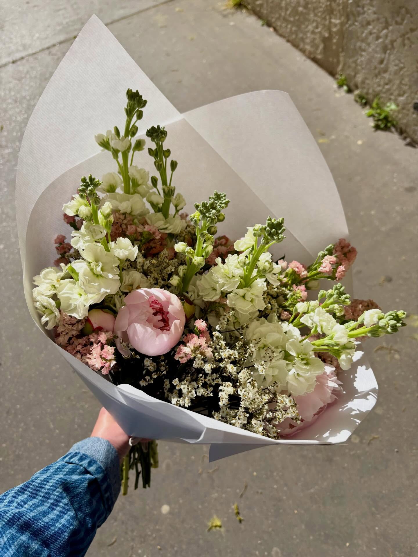 Les premières pivoines de @fayolle_fleurs sont arrivées dans vos bouquets de fleurs de saison !
🌸🌸🌸
Bon dimanche fleuri !
Des fleurs partout, tout le temps - depuis 2022•
#fleuristelyon #fleurs #pivoines #fleursdesaison