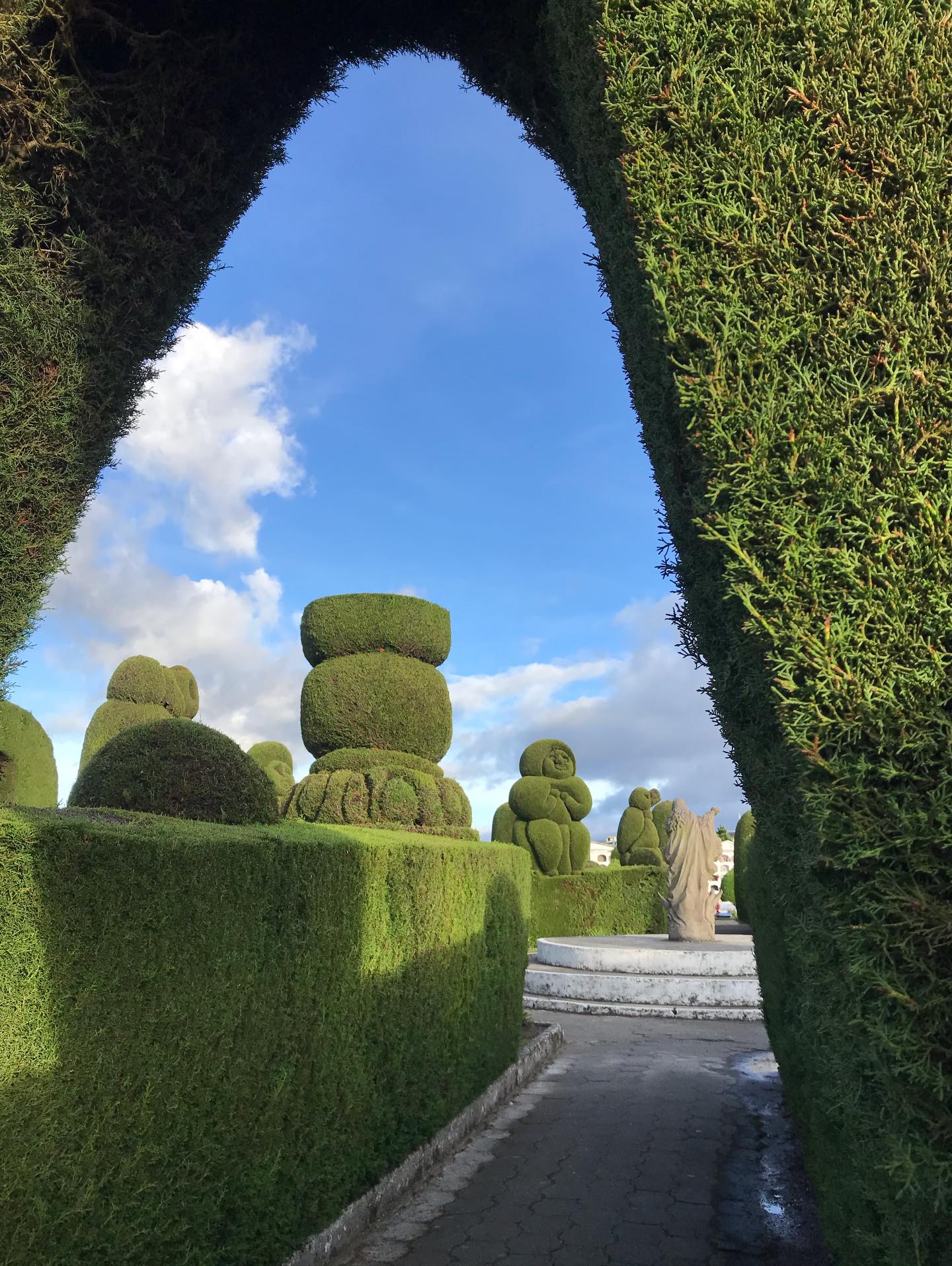 A quick visit to the topiary gardens in the Tulcan cemetery in Ecuador.
#visitecuador