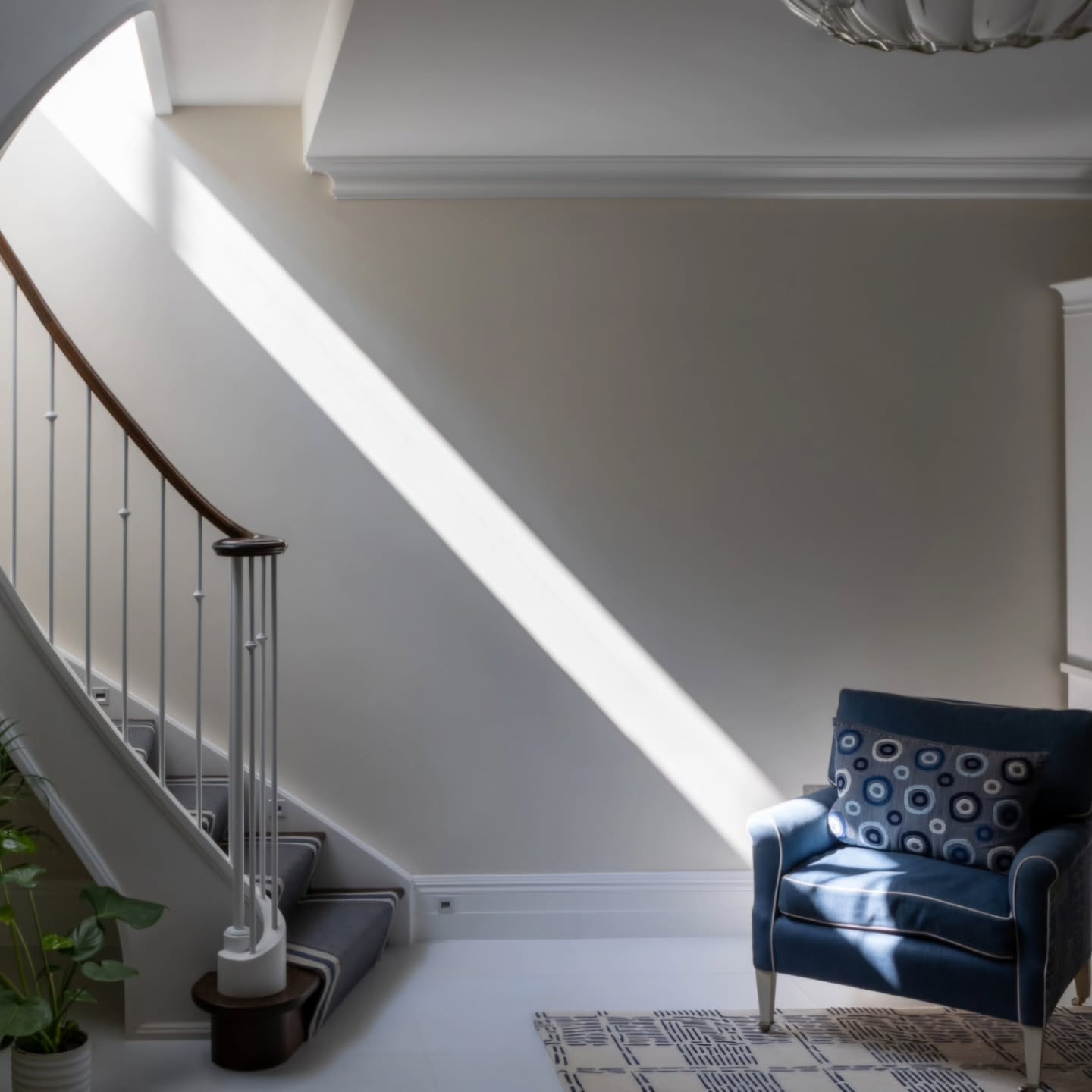 There’s something incredibly rhythmic about a sweeping helical staircase. It’s not just a way to get from floor to floor; it’s a sculptural centerpiece. Swipe to see how that sharp architectural line plays with natural light to create the perfect reading nook.
Minimalist palette, maximalist impact. 💎
#HiraConstruction
#londonhomes
#staircasedesign