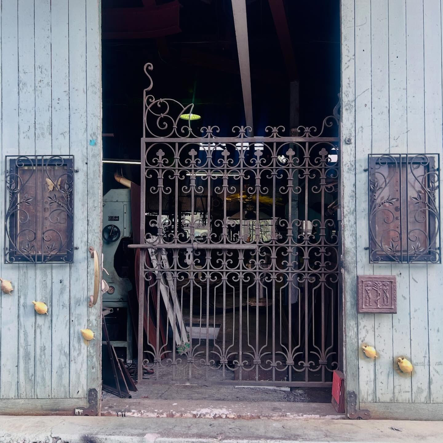 工場日常風景画像。
工場入口と門扉。
大沼工房社
#火造り #建築金物 #