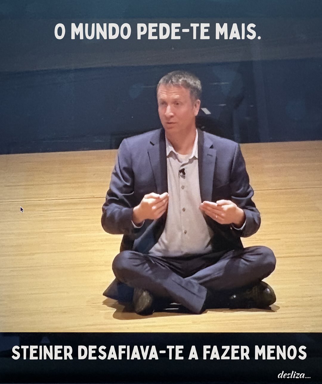 Numa conferência com mil educadores de todo o mundo, o Adam Blanning disse algo que não esperávamos ouvir.
Que temos permissão para fazer menos.
Não porque o trabalho não importe.
Mas porque o espaço interior do educador é o verdadeiro ambiente pedagógico.
E esse espaço precisa de ar.
Vivemos numa profissão que exige cada vez mais.
Mais reuniões. Mais relatórios. Mais burocracia.
Mais tudo, menos o essencial.
E o essencial é isto: estar completamente presente com a criança que tens à tua frente.
Não a metade. Não enquanto pensas na próxima tarefa.
Completamente.
Adam Blanning trouxe ciência para algo que muitas de nós já sentiam: quando o nosso espaço interior se estreita, as crianças sentem-no.
Não precisam de palavras. Lêem-nos.
E Steiner, há cem anos, já nos dizia: há muito que podemos abandonar se tivermos boa vontade para isso.
Isso inclui a culpa de fazer menos.
Isso inclui a ideia de que mais esforço é sempre melhor.
Isso inclui tudo o que está a ocupar espaço interior que pertence às crianças.
Para isso. Dois movimentos simples, mas não fáceis:
- Presença total no pequeno gesto.
- Tempo dedicado à contemplação do que é maior do que nós.
Não na reforma. Não no verão.
Agora. No meio da vida real.
O que é que hoje podes largar para criar mais espaço?
Responde-nos por DM. 💛
E se este tema te toca, é exactamente aqui que vivemos na Pedagogia do Invisível.
Envia-nos “INVISÍVEL” por DM e contamos-te mais.
Sara&Felipa 💛
@drblanning