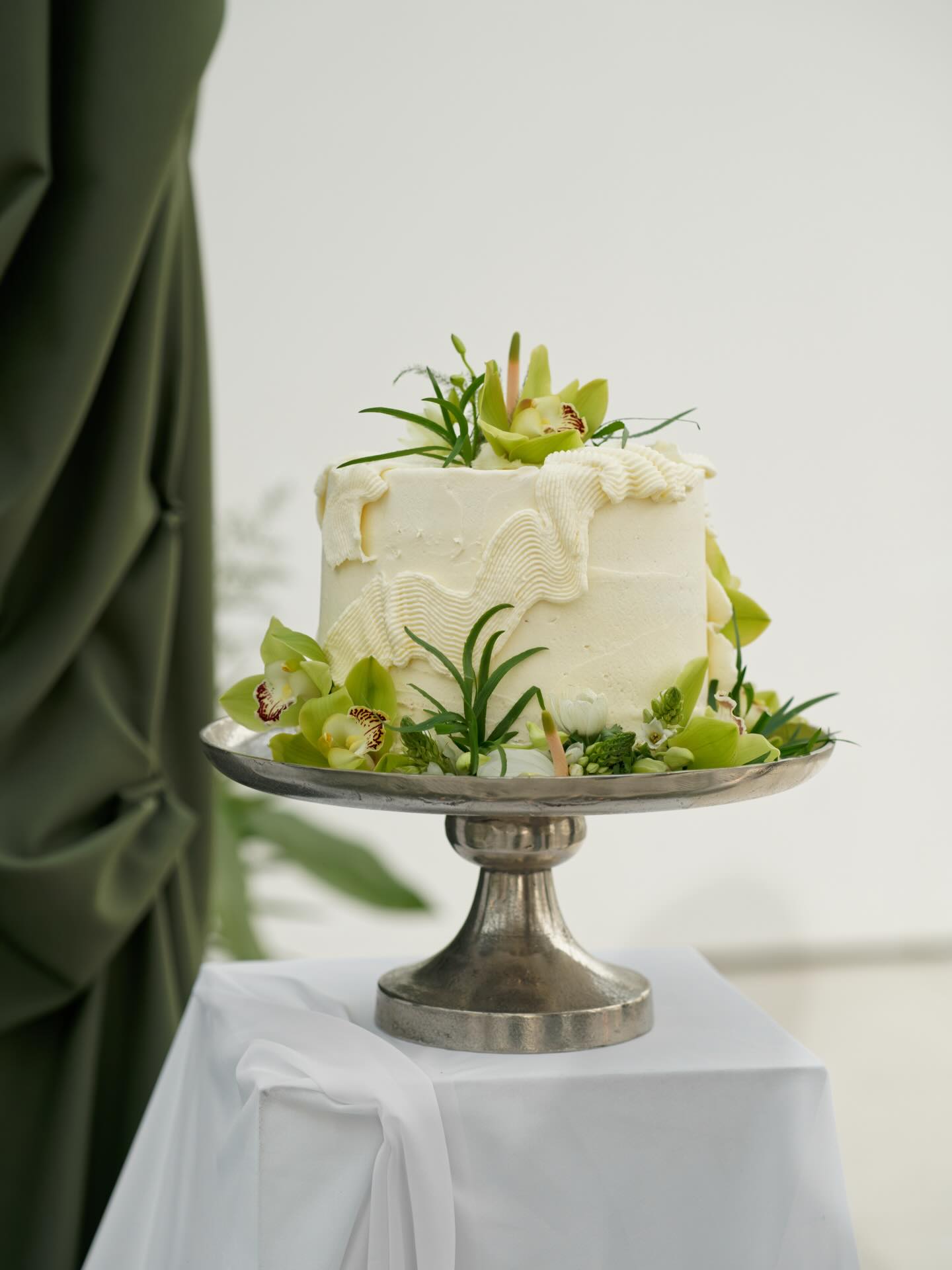 Ihr Lieben,
diese 20 cm Torte durfte ich für ein wunderschönes Style-Shooting kreieren.
Sie steht ganz im Zeichen von Ruhe, Eleganz und natürlicher Schönheit. Veredelt mit grünen Orchideen und klaren, sanften Strukturen entsteht ein zeitloses Design.
Perfekt für besondere Anlässe – und mit ca. 20 Stücken ideal zum Teilen (oder auch nicht 😉).
Die wundervollen Fotos hat @irynamazura_photo gemacht
Planung & Konzept: @aureaweddingsofficial
Dekoration: @deineeventdeko
Floristik: @magical.flowerlove
Location: @glashaus.events
Modelcouple: @ourstory__as__
Fotograf II: @antoandvalentina
Content Creator: @captured.eventcontentcreation
Papeterie: @andrea.garz.wedding
Catering: @event_schneiderei
Brautmode: @morinacouture
Brautstyling: @ekaterina_zehner
Herrenausstatter: @westkemperfashion
Illustration: @IIauralinea
Traurednerin: @geschichtenglueck_traureden
Schmuck: @schmuck.bluete
Tischnummern: @softandraw.studio
Schokolade & Macarons: @chocami.de