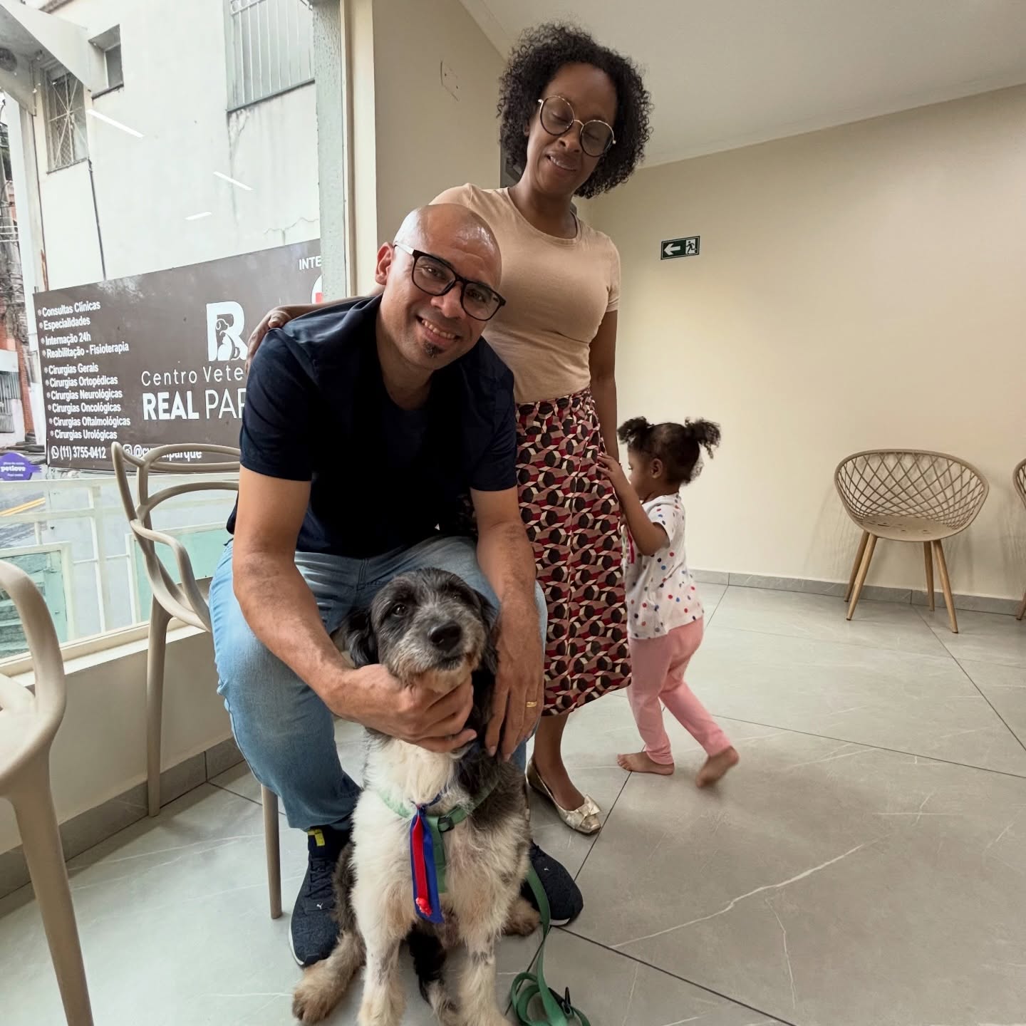 🐶💛 FINAL FELIZ: O BOB FOI ADOTADO!
Depois de quase 90 dias de luta, cuidado e esperança, o Bob finalmente encontrou um lar. 🙏🐾
Resgatado no dia 15 de janeiro, na Av. Morumbi, em situação de abandono, ele passou por uma jornada difícil — enfrentou problemas de saúde, cirurgia, tratamento… mas nunca perdeu a chance de recomeçar.
E hoje, essa chance virou realidade.
O Bob foi adotado pelo César e sua esposa, moradores da Barão de Mont Mor, que o conheceram, se encantaram e decidiram dar a ele o que ele sempre mereceu:
👉 um lar, amor e dignidade ❤️
Há poucos instantes, levamos o Bob para sua nova casa.
Um momento emocionante, que encerra um ciclo e inicia uma nova história. 💛
—
✨ GRATIDÃO A TODOS QUE FIZERAM PARTE DISSO
Essa conquista não foi individual — foi coletiva.
🙏 A todos que contribuíram na Vakinha
🐾 À Focinhos Faceiros, pelas cortesias dos banhos
🏥 Ao Centro Veterinário Real Parque, que cuidou e hospedou o Bob com tanto carinho
E um agradecimento especial:
💛 Dra. Tamires
💛 Gabi
💛 Dr. João
💛 e toda equipe
—
O Bob saiu da rua…
venceu a doença…
e agora começa uma nova vida. 🐶✨
Missão cumprida.