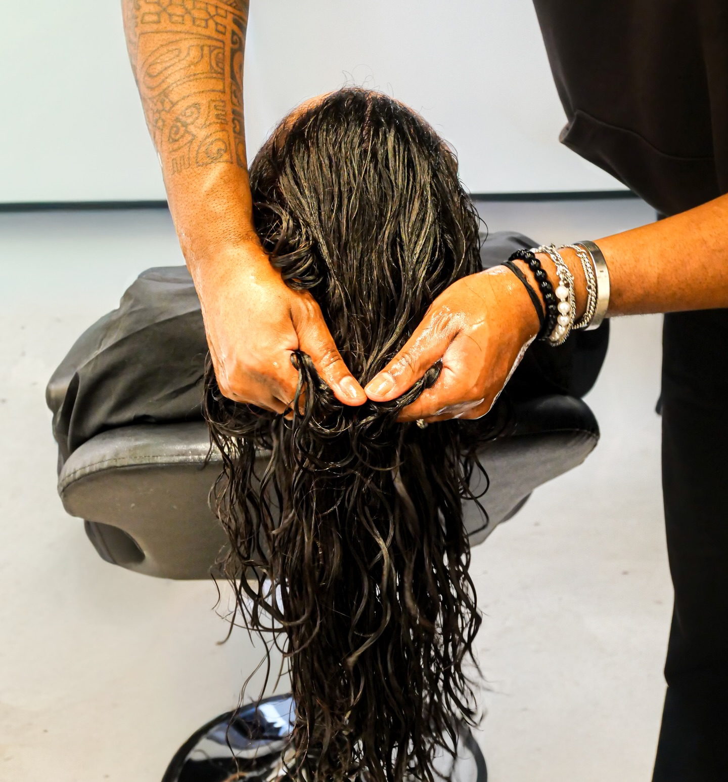 Chaque mouvement a son importance !
@expert_boucles ✨
#lafabrica #boucles #hairdresser #coiffeur #coiffeurparis