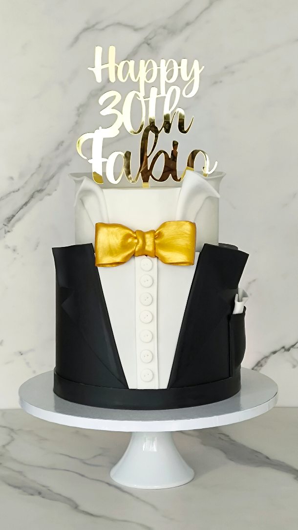 Eleganz. Fabio. 30 Jahre alt 🖤🤍🧡
Elegância. Fabio. 30 anos de idade 🧡🖤🤍
Cake Topper @decoanddesignbymayu
#sueesscakedesign #sueess #lokalbusiness #cakelove