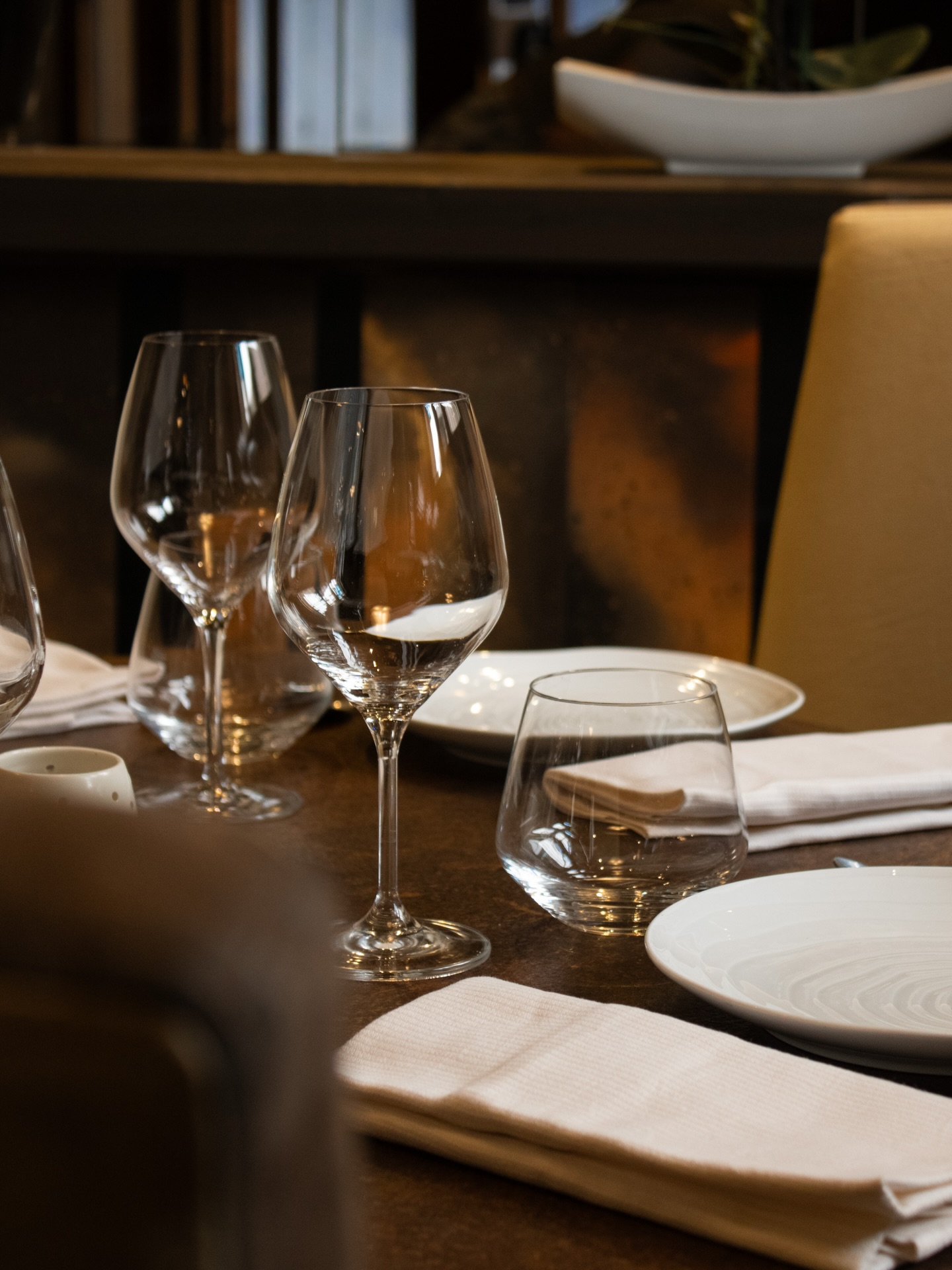 Une table prête, une ambiance chaleureuse… il ne manque plus que vous pour commencer l’expérience ✨
‣ Réservez votre table sur www.larazur.fr