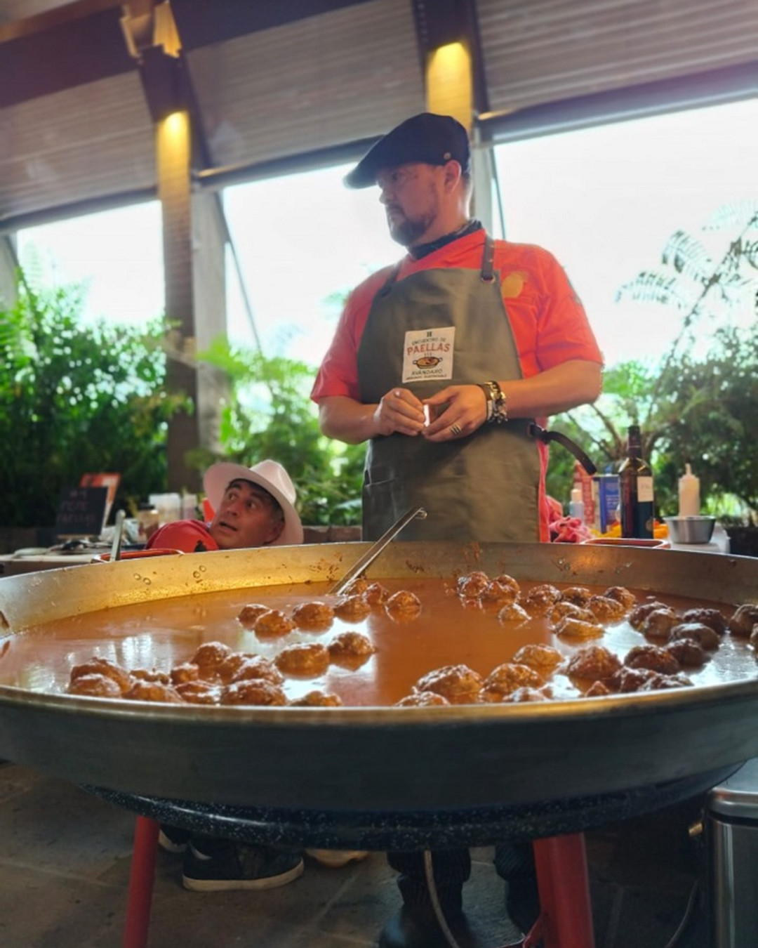 Hay momentos que se cocinan con tiempo y se recuerdan para siempre. Nosotros traemos a Lobito: su paella, su saludo desde la cocina y ese ritual al servir que detiene la conversación por un segundo —y la transforma. Sabores cálidos, risas que vuelven a la mesa y miradas que se cruzan. Tú organizas; nosotros firmamos la experiencia. ¿Quieres que tus invitados hablen de tu evento durante semanas? Link in bio. ¿Cuál es la ocasión que quieres convertir en recuerdo?