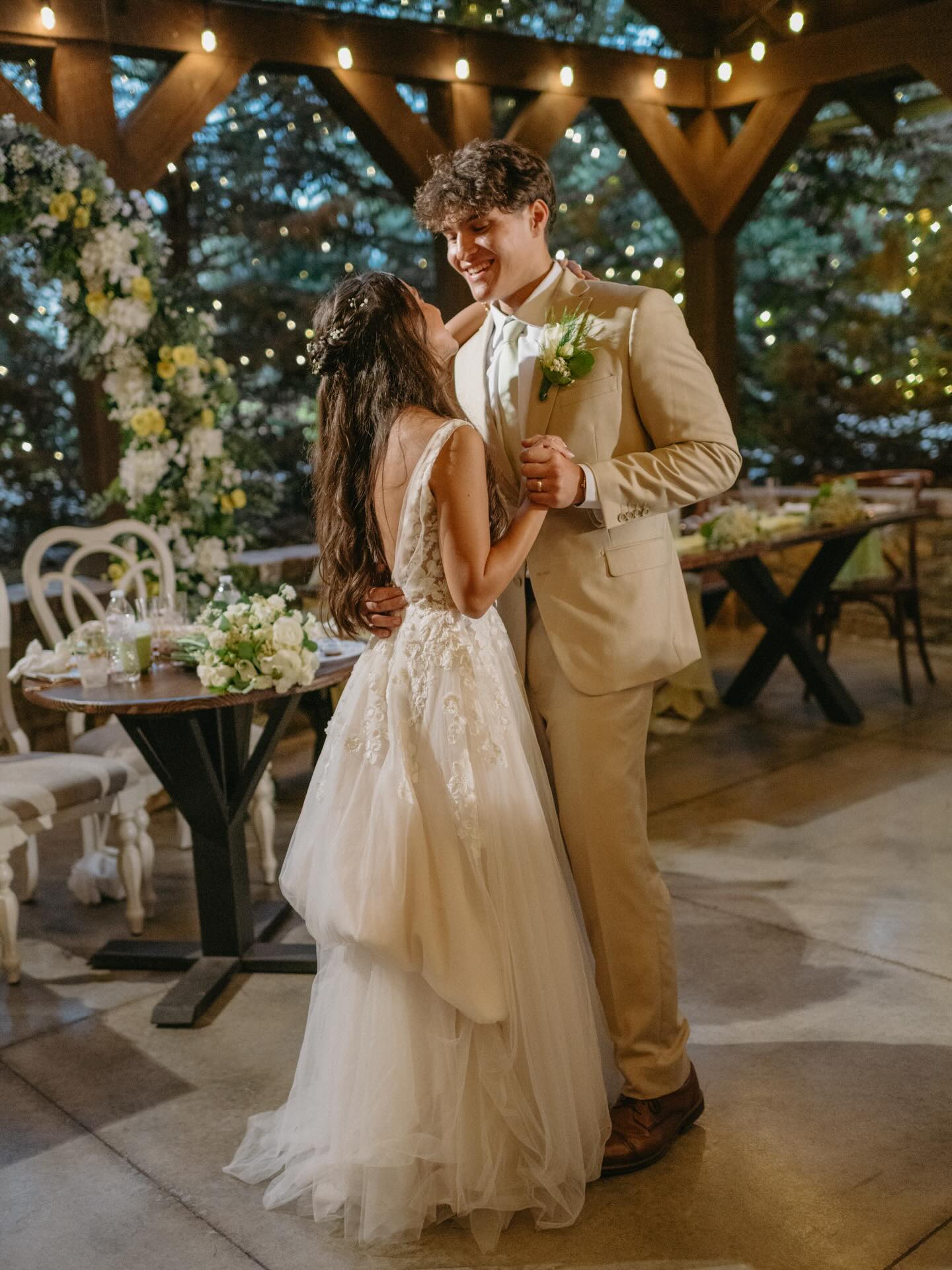 Jayden & Jacob’s first dance ✨
-
@dilanandemma
@bridalpathweddingsandevents
@thebarnatriverbend
-
#WeddingDay#1Dance #HusbandAndWife #JustMarried #finallymarried