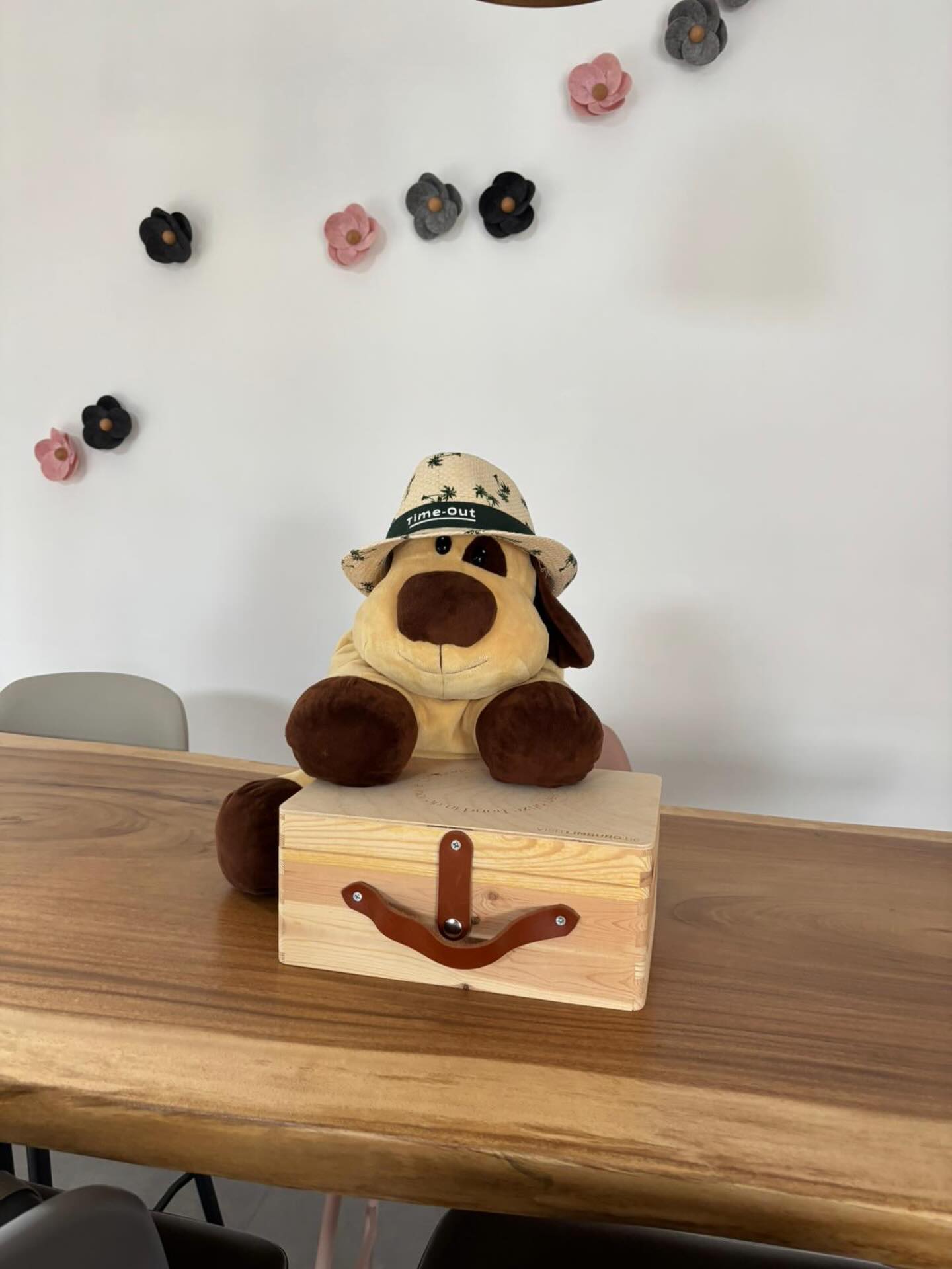 Onze Sloeber heeft het hier precies iets te goed . Hij checkt in bij elke kleine gast en vertrekt nooit. 😍
#timeoutvakantiemakers #altijdlimburg #visitriemst #bijzondergronds #mascotte