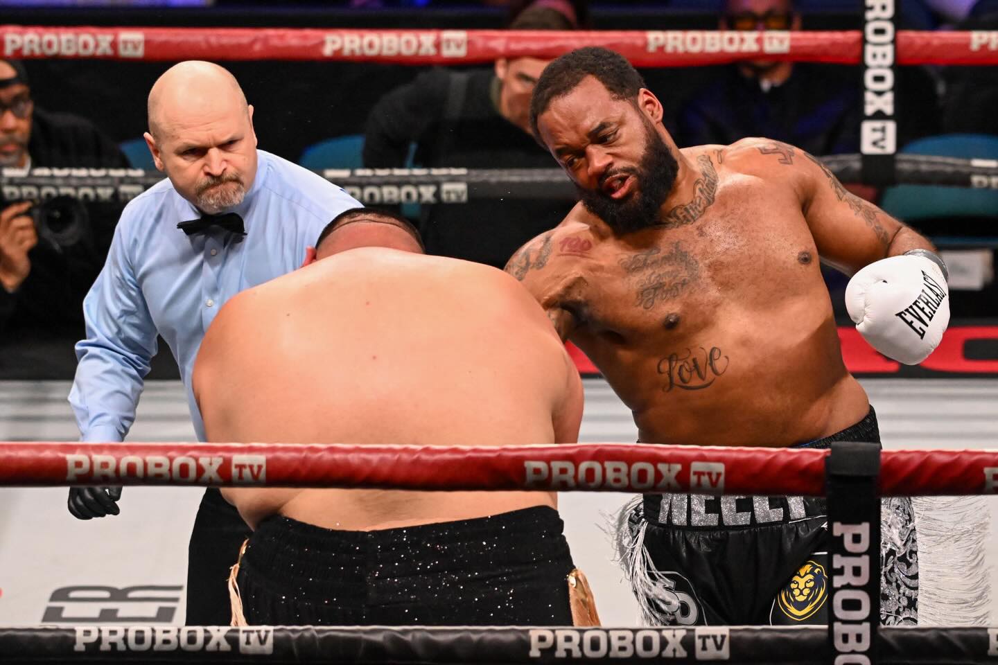 Tonight, for the second night in a row, @proboxtv ProBox held a card in New Jersey.
This evening, the action was at @boardwalkhall Jim Whelan Boardwalk Hall in Atlantic City.
The action was promoted by @sampsonboxing Sampson Boxing.
The opening contest featured Patterson, NJ heavyweight @mellow_and_humble_22 Norman "No Nonsense" Neely's first bout of 2026.
Neely faced Gabriel Garcia Perez in a six-round bout. Both fighters entered the contest with winning streaks: six bouts for Perez, three for Neely.
After a good first for Neely, he stepped up his aggression in the second.
Neely stunned Perez and followed up with a flurry of power shots, culminating in this left hand that lead referee Charlie Fitch to step in and stop the contest. The official result was Neely by TKO at 2:17 of the first round.
Neely's record stands at 17-1 (12). Perez' record is 8-5 (7)
This contest was part of the pre-telecast portion of @proboxtv ProBox, which starts at 7 PM Eastern/4 PM Pacific.
#boxing #boxeo #knockout #nocaut