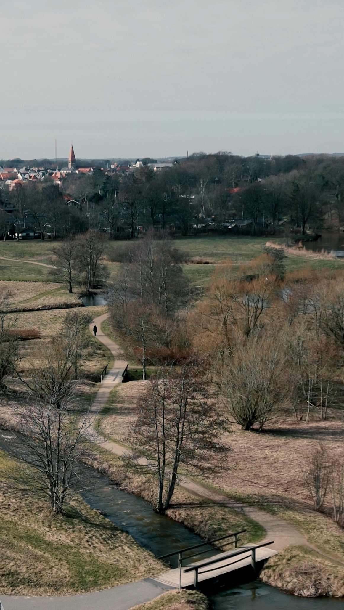 En frostklar morgen, lidt uden for centrum. Hvor du kan høre fuglenes kvidren og bækkens rislen 🌳
Et sted du ønsker at bo og være.
Videoklip fra det seneste shoot med @realmaeglerneholstebro ✨
#brandingfotograf #videograf #personligbranding