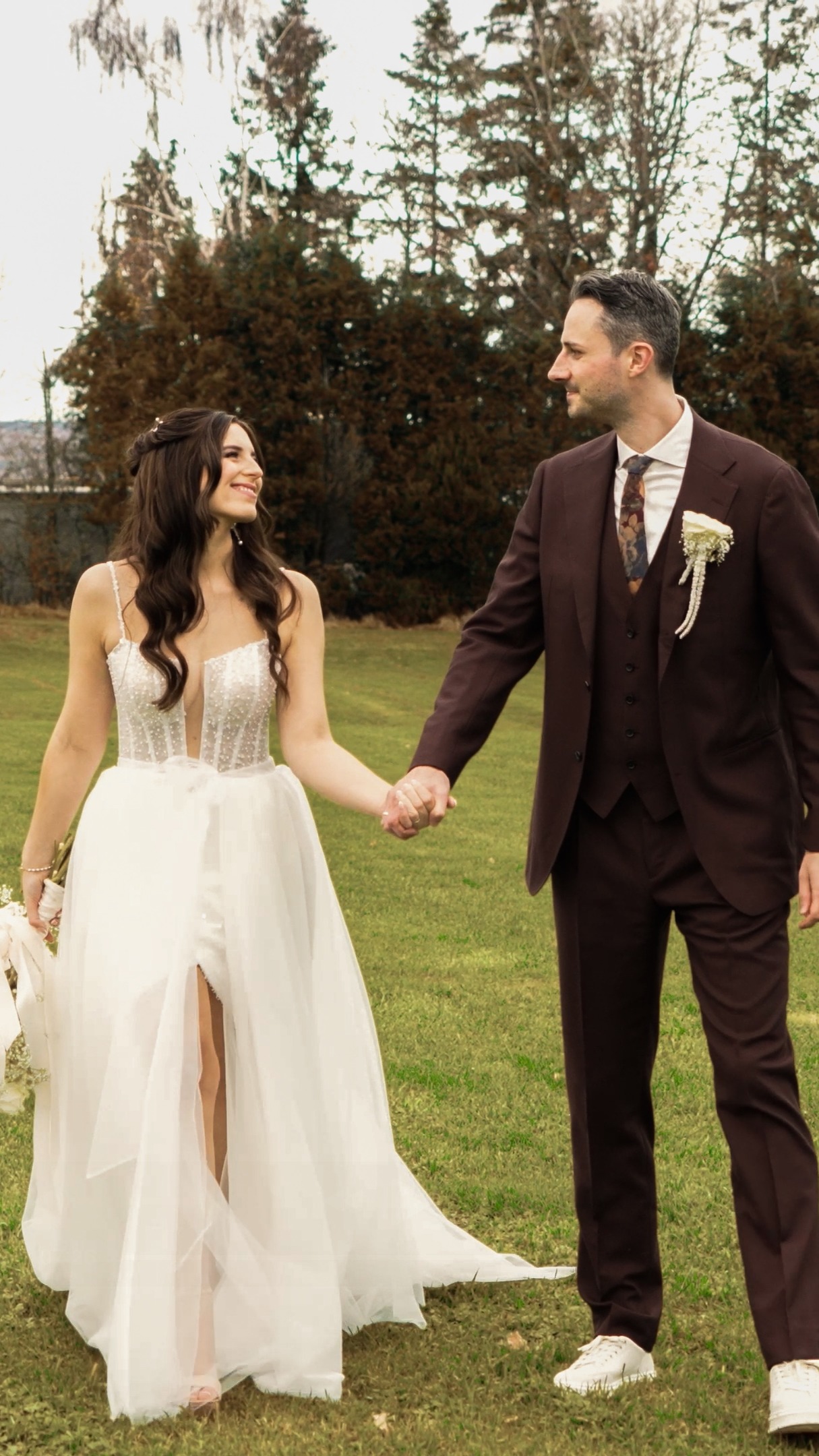 Hier ist für euch ein Einblick in das Hochzeitsvideo von L&S in Belgien. Diese wunderschöne Location heißt "La Maison Blanche" in Lontzen. 😍 Das Video ist bereits letztes Jahr im November entstanden. Und ich habe es euch bisher vorenthalten. Das Wetter war einfach so super und der ganze Tag war einfach perfekt! 💯 Danke an Norman von @diewortmanufaktur für diese lustige und zugleich emotionale Rede 😊