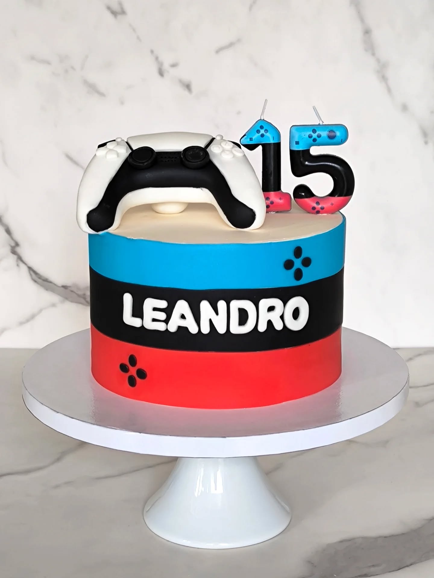 Leandro ist 15 geworden ❤️🖤💙 Es bereitet mir immer eine grosse Freude, für die Kinder der Kundschaft über die Jahre Kuchen machen zu dürfen. 🧡
Leandro completou 15 anos ❤️🖤💙 É sempre um grande prazer para mim poder fazer bolos para os filhos dos nossos clientes ao longo dos anos. 🧡
#sueesscakedesign #lokalbusiness #cakelove #breitequartier