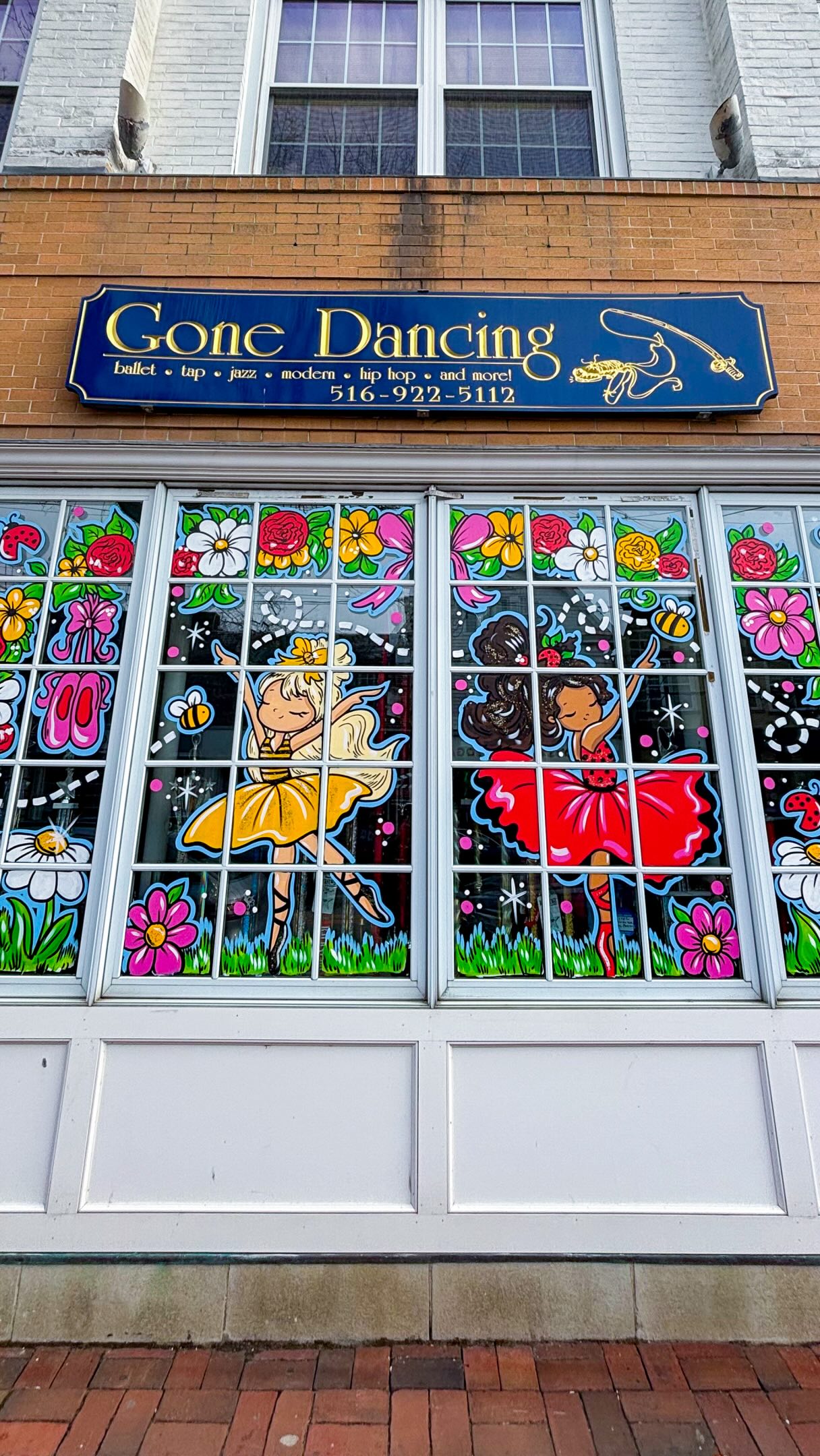 Just a Bee-llerina 🐝 and a ladybug dancer rolling into warmer weather 🐞 @gone_dancing 🌸🌼🌷🌿
•
•
•
#windowpainting #windowartist #longislandwindowartist #springwindow #easterwindowpainting
Long Island window artist | spring window painting oyster bay New York