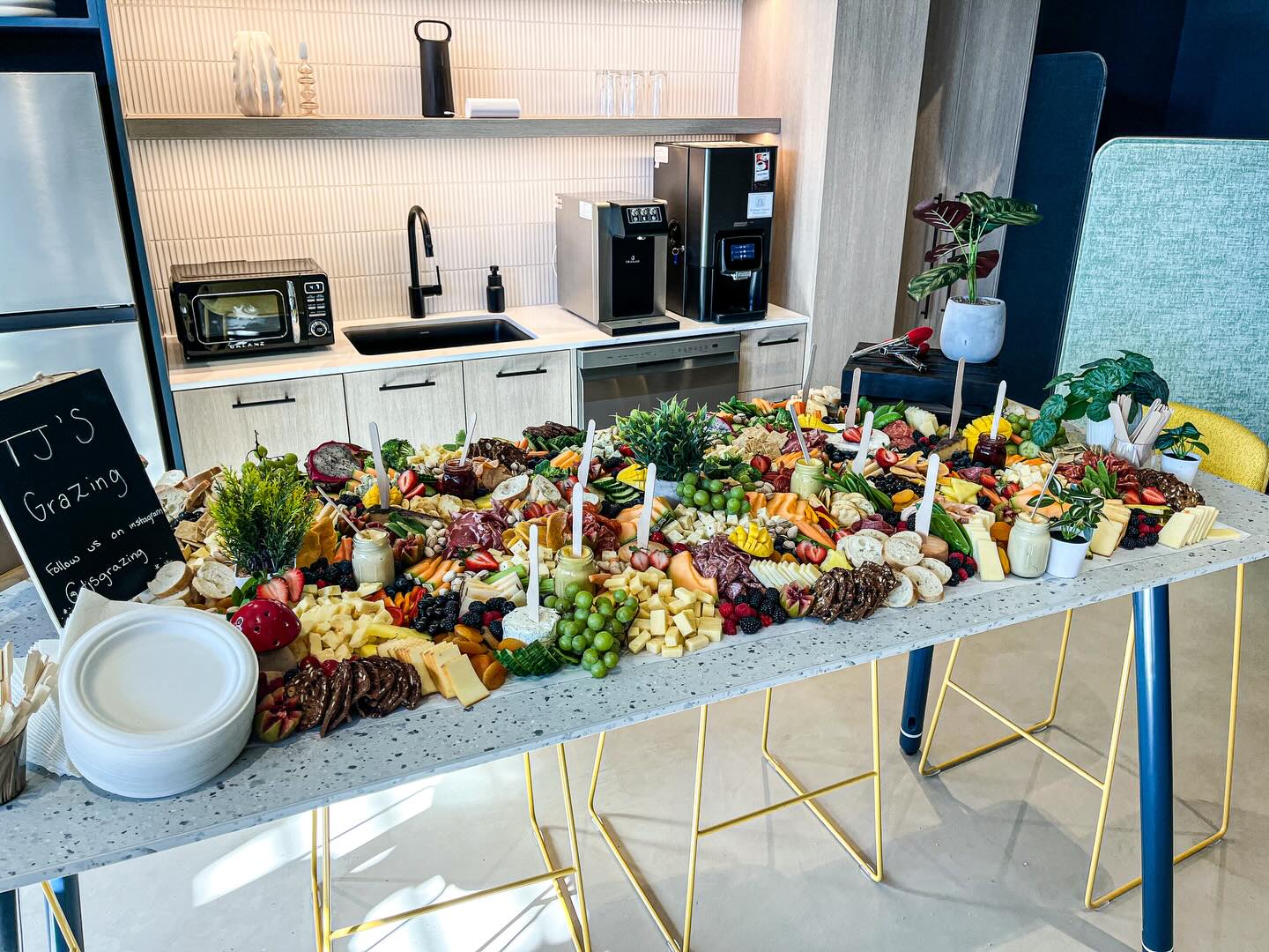 Turning Monday blues into grazing views 💙