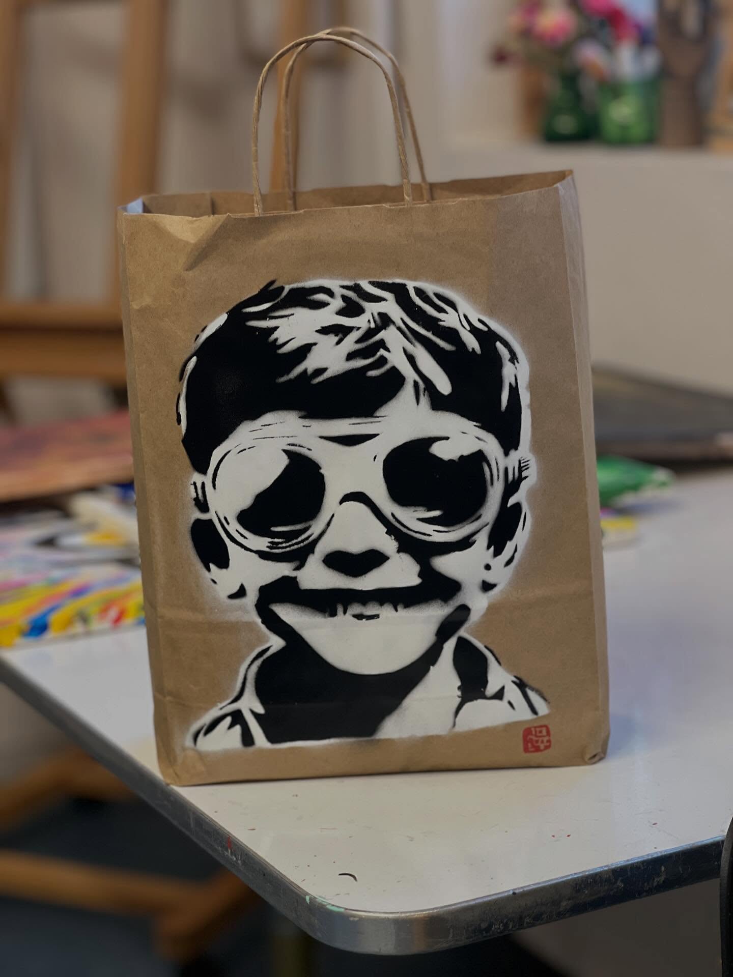 Når man får en pose som ser sådan her ud, er indholdet ligegyldigt!! Men værdsat! @brittaegebjerg #kunstkompas #verdenspoesidag