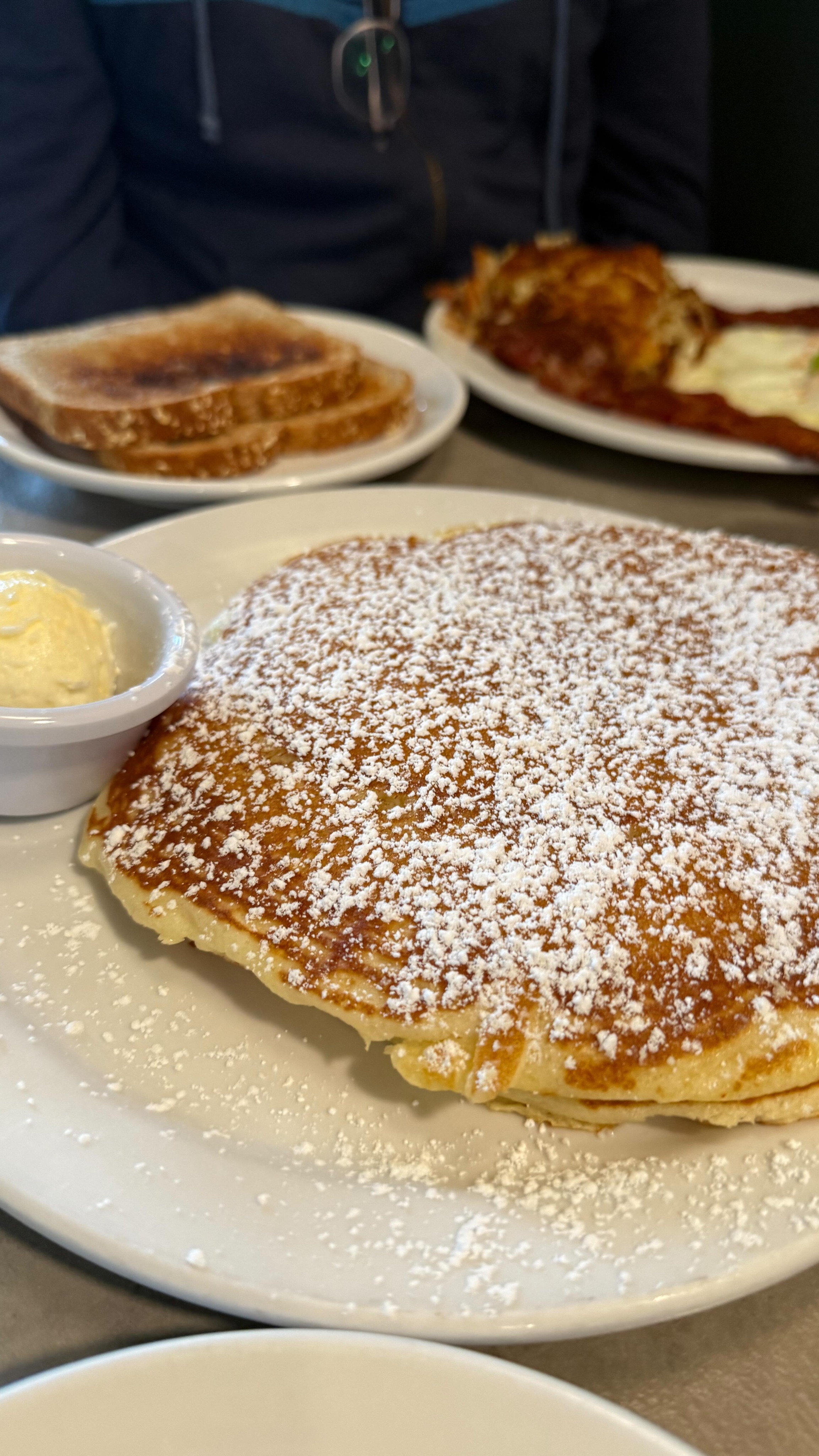 I’m not a huge breakfast person but I love a good Corned Beef Hash and this one at Glo’s in Seattle was perfect 👌🏼 #seattle #breakfast #pancakes #restaurantreview #seattlefoodie