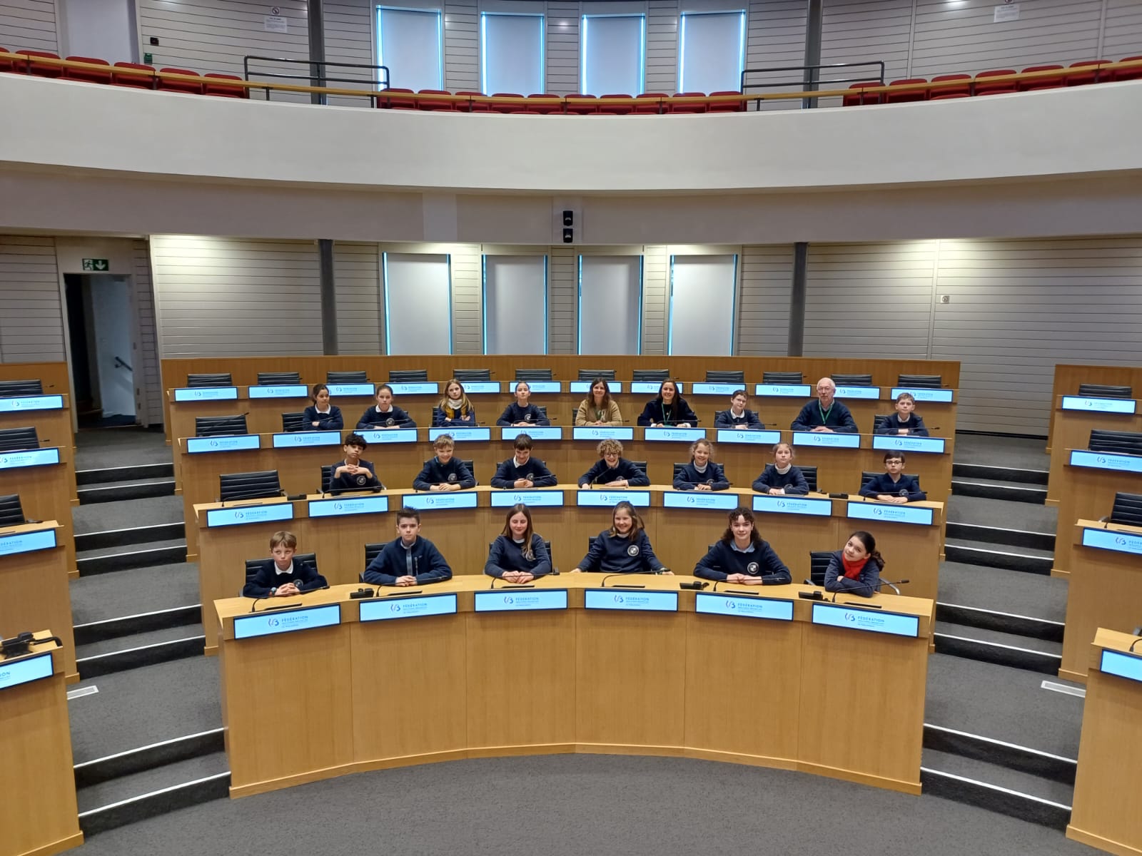 Les élèves de P5 et P6 ont vécu une sortie pas comme les autres : direction le Parlement de la Fédération Wallonie-Bruxelles 🇧🇪 !
Leur mission ? Argumenter, débattre, prendre position… pour ou contre le changement du rythme scolaire.
Une belle occasion de développer leur esprit critique, d’oser s’exprimer et d’écouter les opinions des autres !
Après ce moment riche en échanges, place à la découverte de la ville :
🧭 un jeu de piste dans les rues de Bruxelles,
🧇 et, bien sûr, une dégustation de gaufres bien méritée !
Apprendre autrement, s’ouvrir au monde, vivre des expériences concrètes… autant de moments qui marquent et qui font grandir.
#parlementfederationwalloniebruxelles #walloniebruxelles #debat #sortiedeclasse #ecoleprimaire #ecolematernelle #viescolaire #ecolesaintjosephohain #ecolesaintjoseph #ecolestjosephohain #ecolestjoseph #ecoleohain #ecolelasne #ecolesdubrabantwallon #vivrealasne #communedelasne #ohain #lasne