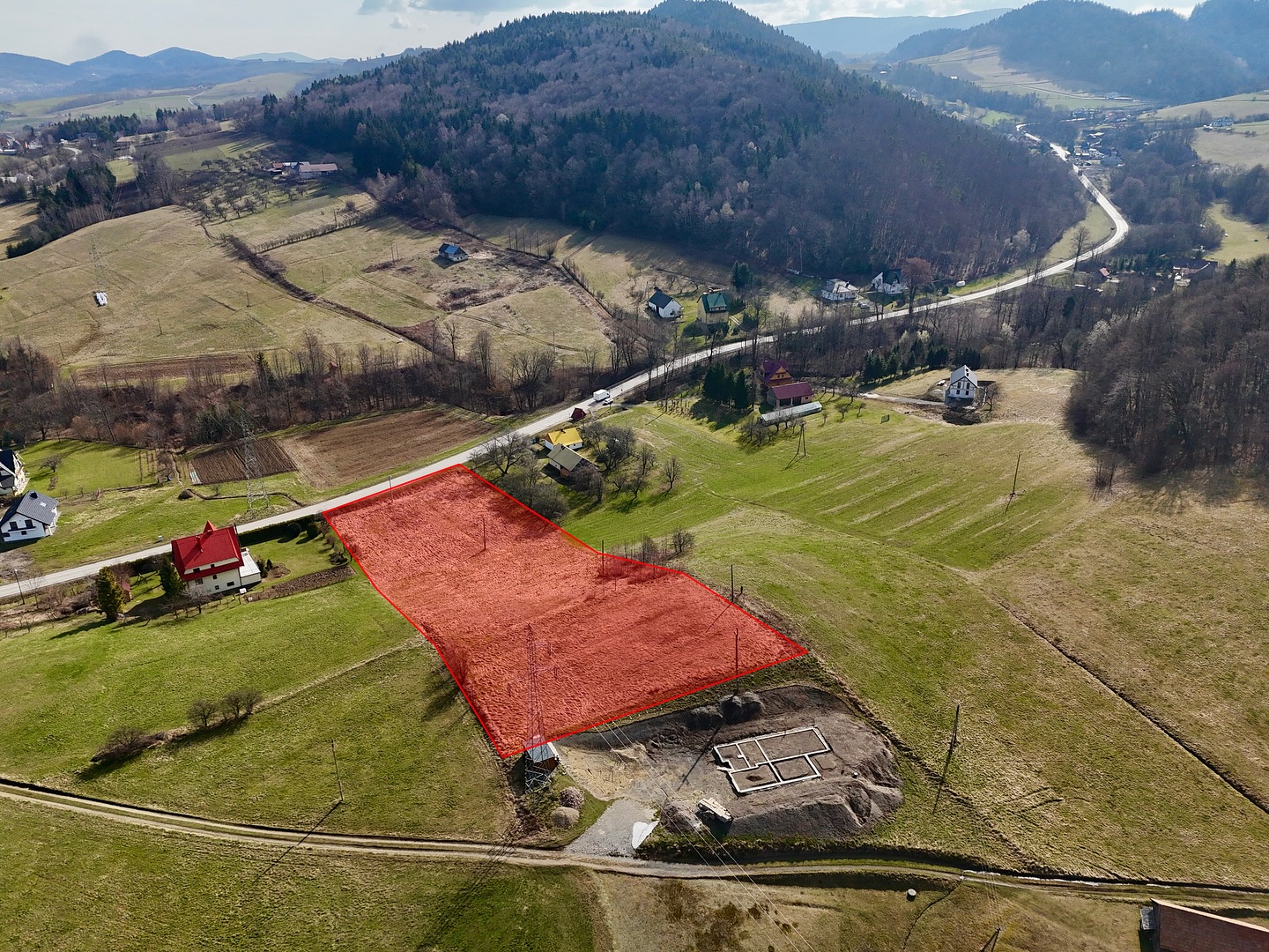 💰 Cena: 985 950 zł (15 tys.zł/ar)
🔥 DZIAŁKA MIESZKANIOWO-USŁUGOWA (TEREN MU)| 6573 m² | SKRZYDLNA
Szukasz miejsca pod biznes z możliwością zamieszkania?
Ta działka daje dokładnie taką możliwość 👇
📍 Najważniejsze atuty:
✔ rzadko spotykane przeznaczenie MU3
✔ powierzchnia: 6573 m²
✔ bezpośrednio przy drodze publicznej
✔ szerokość ok. 47 m
✔ bardzo dobra ekspozycja pod działalność
➡️ bardzo dobra relacja ceny do możliwości
🏗️ PRZEZNACZENIE – KLUCZOWE (MU3)
✔ zabudowa mieszkaniowo-usługowa
✔ możliwość prowadzenia działalności gospodarczej
✔ usługi komercyjne i publiczne
✔ idealne miejsce pod:
• gabinety
• biuro
• usługi lokalne
• działalność przydomową
🏡 Dodatkowo:
✔ część działki pod zabudowę jednorodzinną (MN)
✔ możliwość budowy domu lub kilku domów
✔ minimalna działka po podziale ok. 600 m²
🌄 Ukształtowanie terenu:
✔ front działki – płaski (idealny pod zabudowę)
✔ dalsza część – nachylona, widokowa
⚡ Media:
✔ prąd
✔ woda
✔ gaz – możliwość
✔ kanalizacja – w planie
✔ telekomunikacja
🤝Napisz wiadomość lub zadzwoń – chętnie opowiem więcej o potencjale tej nieruchomości.
🔗 https://www.apexkoncept.pl/działki/dzialka-inwestycyjna-teren-mu-skrzydlna-powiat-limanowski
_____________
📍Mszana Dolna, ul. Starowiejska 4C
☎️ tel. 798 370 312
📩 anna@apexkoncept.pl
📲 apexkoncept.pl
#skrzydlna #gminadobra #limanowa #dzialkainwestycyjna #dzialkanasprzedaz #nieruchomosci #dzialkauslugowa #dzialkabudowlana #deweloper #osiedledomow #budowadomu