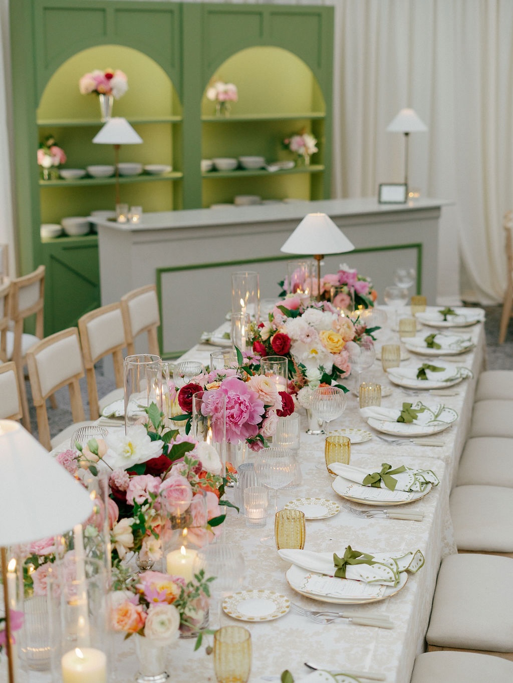 Timeless, effortless and a touch of whimsy
📸 @annerhettphotography