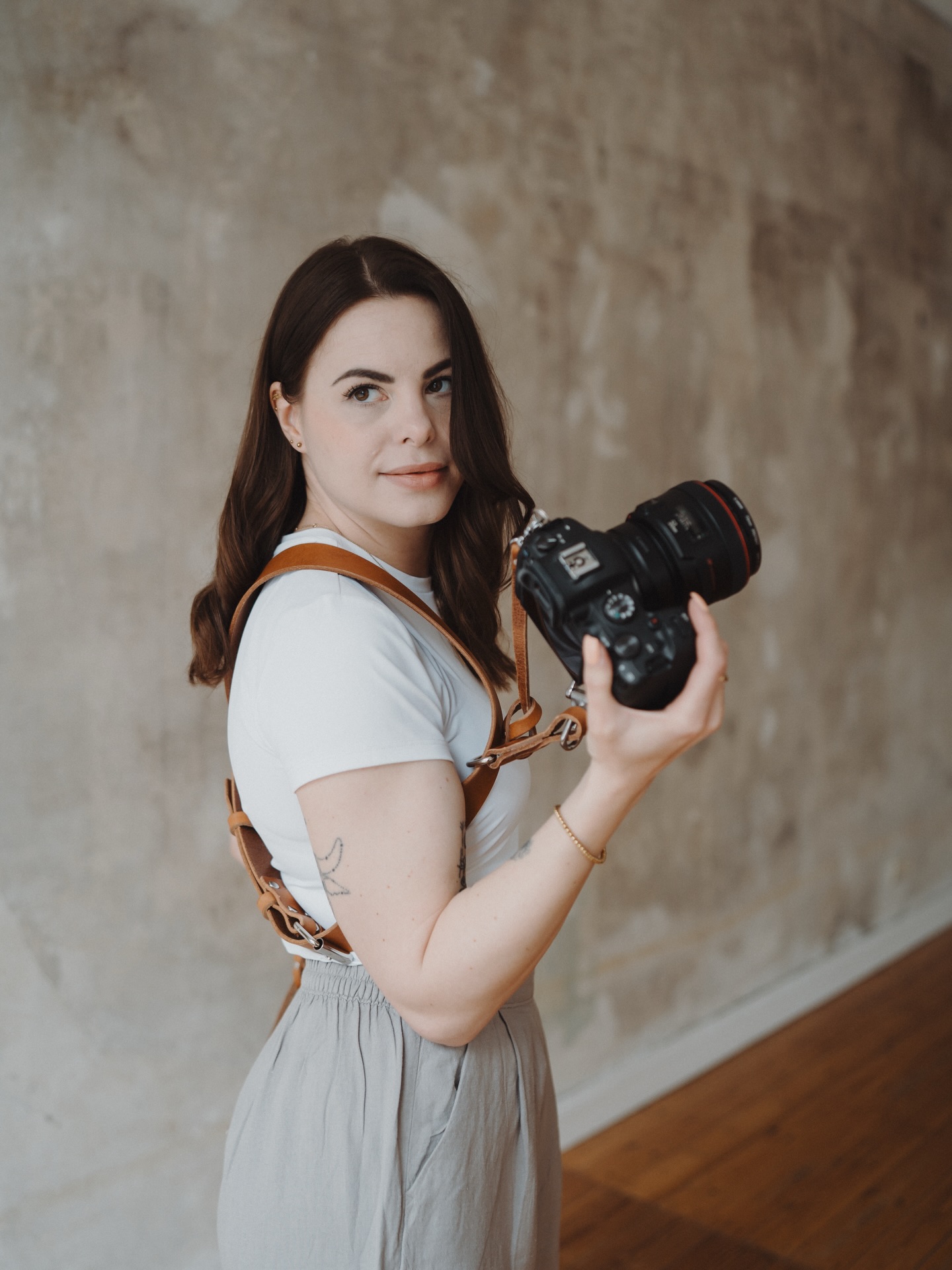 Ich mache keine Fotos von der Stange.
Ich erzähle Geschichten. Eure.
Die leisen Momente, das echte Lachen, die Nähe dazwischen – genau daraus entstehen Bilder, die bleiben.
Als Fotografin für Paare, Familien, Hochzeiten und Brands ist mein Fokus: ehrlich, emotional und zeitlos.
Wenn du dir natürliche Bilder wünschst, die sich auch Jahre später noch richtig anfühlen, könnten wir gut zusammenpassen.
✨ Lass uns Erinnerungen schaffen, die bleiben.
Foto: @lebenswerke.photographie
Bildbearbeitung: @jannawichertfotografie
#hochzeitsfotografin #familienfotografie #paarshooting #brandfotografie #emotionalefotografie