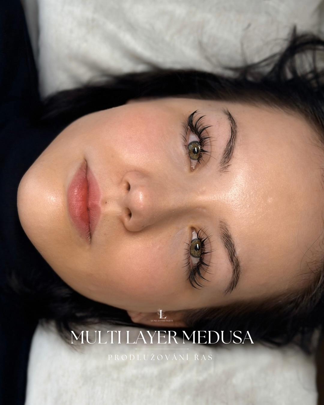 ✨ MEDUSA SET ✨ je u nás velmi populární styl řas s výraznou texturou. Je tam kombinace „spikes“ a více vrstvených zatočení i délek, které vytváří krásný vzdušný set až dramatický efekt 💗 Naše kolegyně Anna H. Vám vytvoří ten "váš" set na přání 🫶🏻