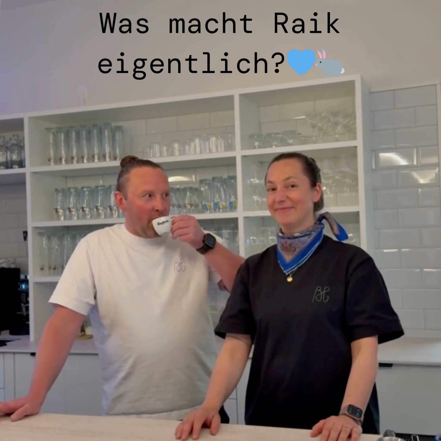 Man sieht ihn reden… viel 😄
Aber währenddessen läuft im Kopf schon der nächste Plan.
👉 Raik macht mehr, als man denkt (meistens 😉)