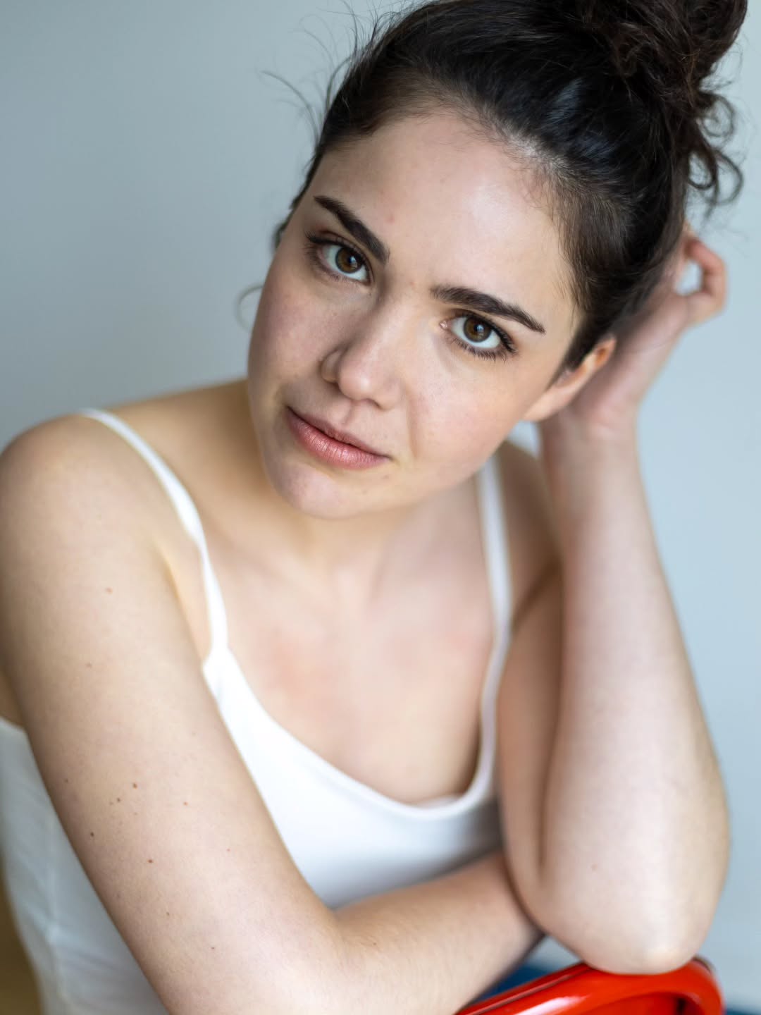 🌹L'EQUIPE🌹On vous présente l'équipe de Monstre-Moi et on commence avec @clara__hertz ✨ Elle interprète le rôle de France Quint, une psychiatre très impliquée. Peut-être un peu trop...
Née au #luxembourg , Clara se forme très tôt au théâtre au Conservatoire de la Ville de Luxembourg, avant de s’installer à Paris à l’âge de 19 ans. Elle poursuit sa formation à @l.eponyme puis au @courscochetdelavene , et obtient une licence en arts du spectacle à l’Université Paris X.
Comédienne franco-luxembourgeoise, Clara développe aujourd’hui principalement son travail au théâtre, où elle est particulièrement active ces dernières années. Elle travaille de manière indépendante et collabore avec des metteurs en scène et metteuses en scène aux esthétiques et aux pratiques diverses, issu·es de scènes luxembourgeoises, françaises, allemandes et autrichiennes.
Elle joue dans de nombreux théâtres au Luxembourg, tels que le Théâtre Ouvert Luxembourg, la Philharmonie du Luxembourg, le Théâtre National du Luxembourg et le Théâtre d’Esch-sur-Alzette. Elle a travaillé sous la direction de Frank Hoffmann, Leonie Rebentisch, Véronique Fauconnet, Sarah Scherrer et Carole Lorang. Son parcours l’amène à interpréter des textes contemporains, comme La Campagne de Martin Crimp, ainsi que plusieurs créations destinées au jeune public.
En juin, elle sera sur scène dans Porn for the blind, mis en scène par Pauline Collet, au @theatre_ouvert_luxembourg avant de participer en juillet au Festival d'Avignon dans Monstre-moi 🎉
📷 @tonportrait_bis
#festivaldavignon
#ciesoleilnoir
#monstremoi
#comedienne
