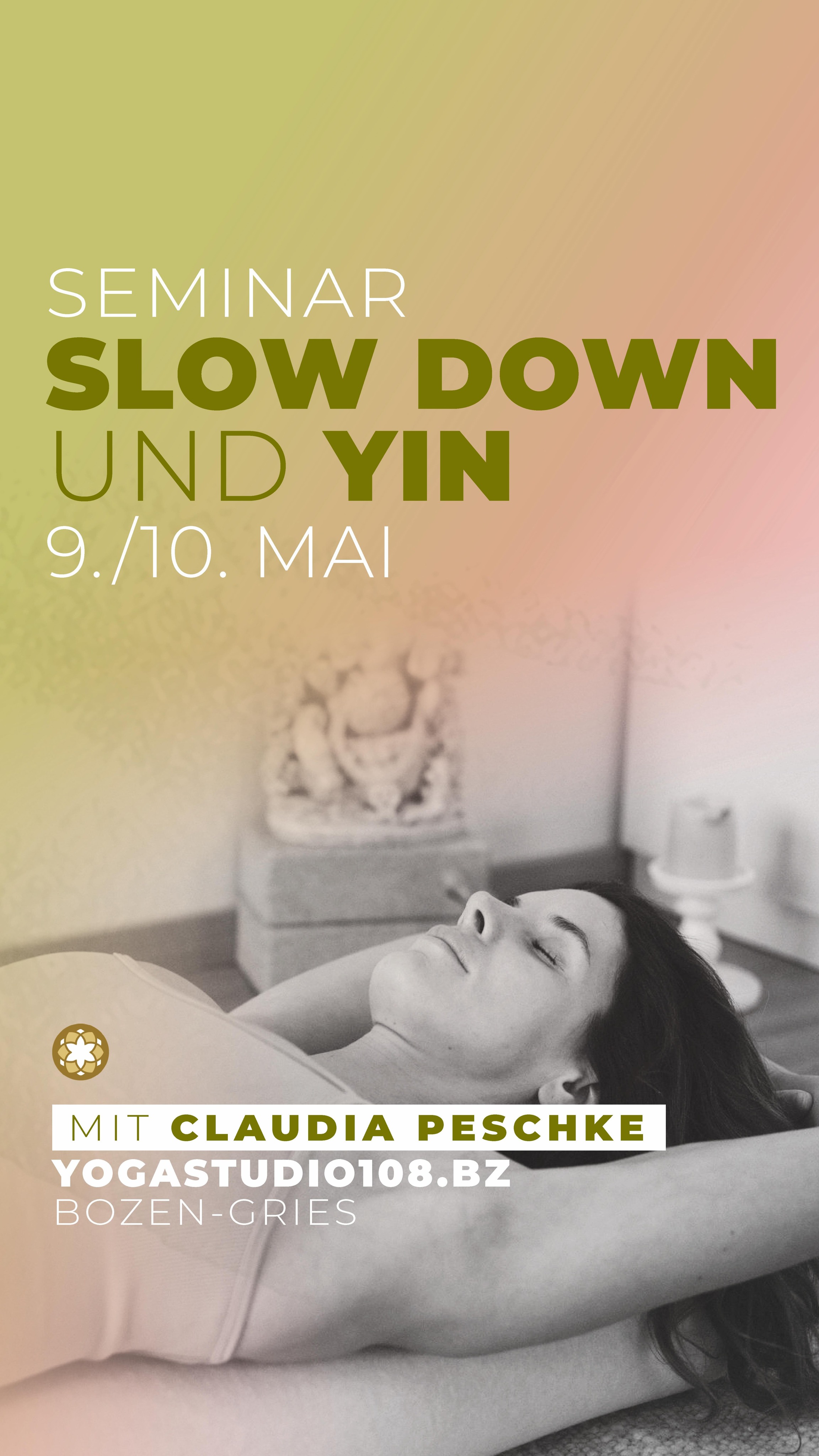 Slow Down – Ein Wochenende für tiefe Regeneration Yin Yoga | Yoga Nidra | Restorative Yoga 9.5. 9-17:00 / 10.5. 9-16:30 In einer Welt voller Tempo, Reizüberflutung und innerem Druck lädt dich dieses Wochenende dazu ein, bewusst langsamer zu werden. Das Slow Down Seminar ist eine sanfte Reise zurück in deinen Körper, dein Nervensystem und deine innere Stille. Durch nährende, ruhige Yogaformen entsteht Raum für tiefe Entspannung, Regeneration und Neubalance – körperlich, emotional und mental. Yin Yoga wirkt auf die tieferen Schichten des Körpers, löst Spannungen im Fasziengewebe und bringt den Energiefluss wieder ins Gleichgewicht. Restorative Yoga schenkt dir vollständiges Getragensein – dein Körper darf loslassen, ohne etwas leisten zu müssen. In den geführten Yoga Nidra Reisen tauchst du in einen Zustand zwischen Wachen und Schlafen ein, in dem tiefe Heilung, Klarheit und Erholung möglich werden. Dieses Wochenende ist für dich, wenn du – zur Ruhe kommen möchtest – Stress und Erschöpfung loslassen willst – dein Nervensystem regulieren möchtest – wieder mehr Verbindung zu dir selbst spüren möchtest – dir bewusste Zeit für Regeneration schenken willst Es sind keine Vorkenntnisse nötig – das Seminar ist für alle Level geeignet. ✨ Slow down. Breathe. Restore. Ein Wochenende nur für dich. Claudia Peschke Claudia Peschke ist Yogalehrerin mit einem besonderen Fokus auf achtsame, regenerative Praxisformen wie Yin Yoga, Restorative Yoga und Yoga Nidra. In ihren Stunden schafft sie einen ruhigen, geschützten Raum, in dem Entschleunigung, Loslassen und echte Regeneration möglich werden. Mit viel Feingefühl begleitet sie Menschen dabei, wieder mehr in Verbindung mit sich selbst, ihrem Körper und ihrer inneren Balance zu kommen. www.claudiapeschke.com Anmeldung: https://www.yogastudio108.bz/service-page/slow-down-yin-seminar?referral=service_list_widget