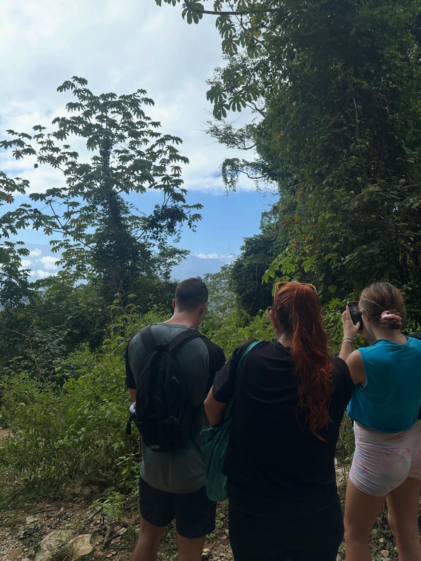 💚🥾🤜🏼🤛🏼🍀🌿
“¿Qué es más importante?”, preguntó el Panda Grande,
“¿el viaje o el destino?”
“La compañía”, respondió el Dragón Pequeño ✨
💚🙏 Gracias por ser tan buena compañía mientras descubríamos la naturaleza juntos.
10 km, hermosos recuerdos.
💚🥾🤜🏼🤛🏼🍀🌿
“Which is more important,” asked Big Panda,
“the journey or the destination?”
“The company,” said Tiny Dragon ✨
💚🙏 Thank you for being such beautiful company while discovering nature together.
10km, beautiful memories.
#CasaColibriPalomino #Senderismo #Caminata #naturaleza #palominoguajira