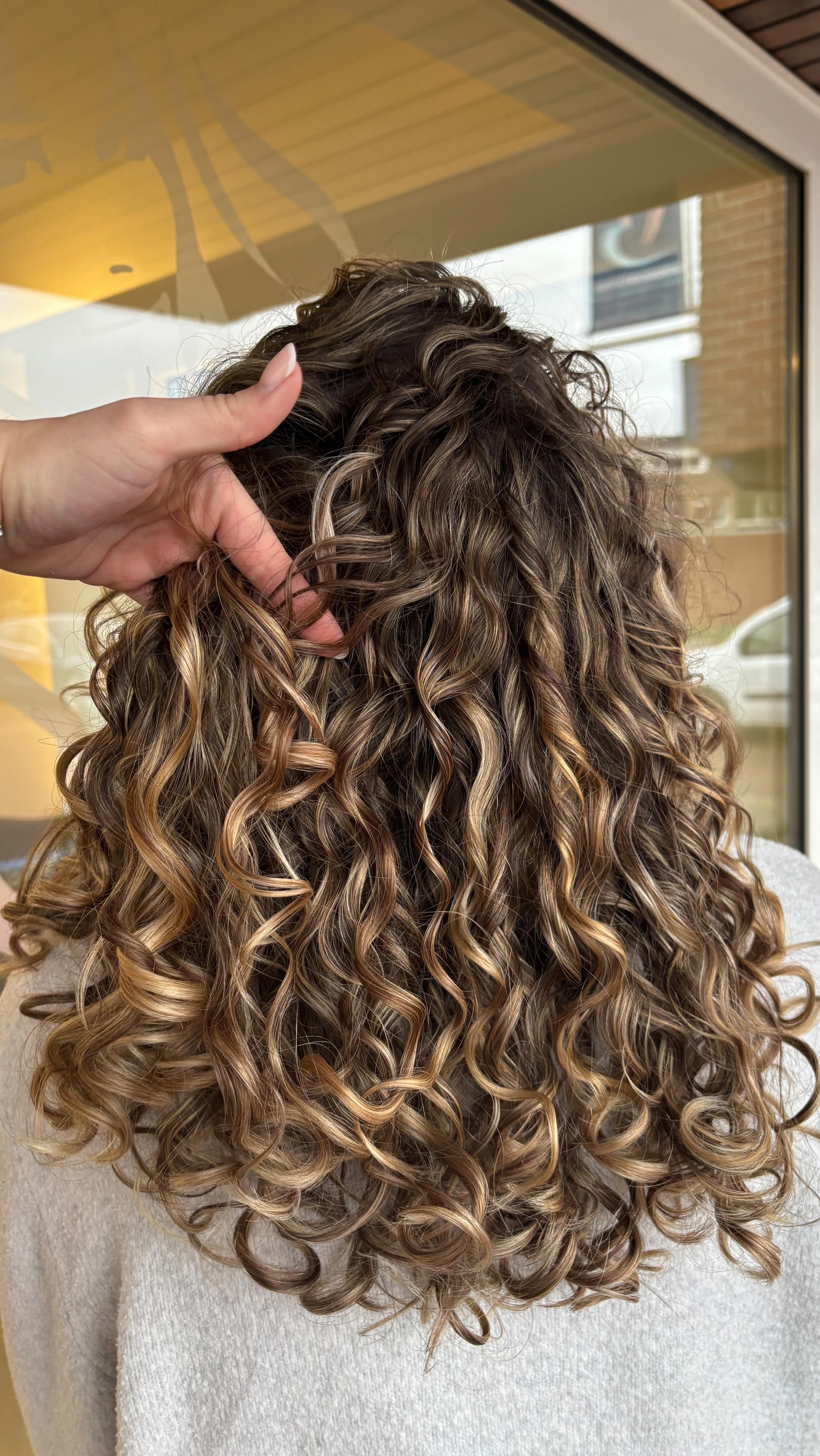 Krullen knippen & highlights
before & after
❤️
Wil jij nou ook nog zo’n mooie bos? We hebben nog een paar plekjes deze week. Dit is ook 1 van de laatste keren in Barendrecht want we gaan bijna over naar Zwijndrecht 😍. Kom je nog gezellig in Barendrecht? 👀
#krullenkapper #krullenknippen #highlights #curlygirl
