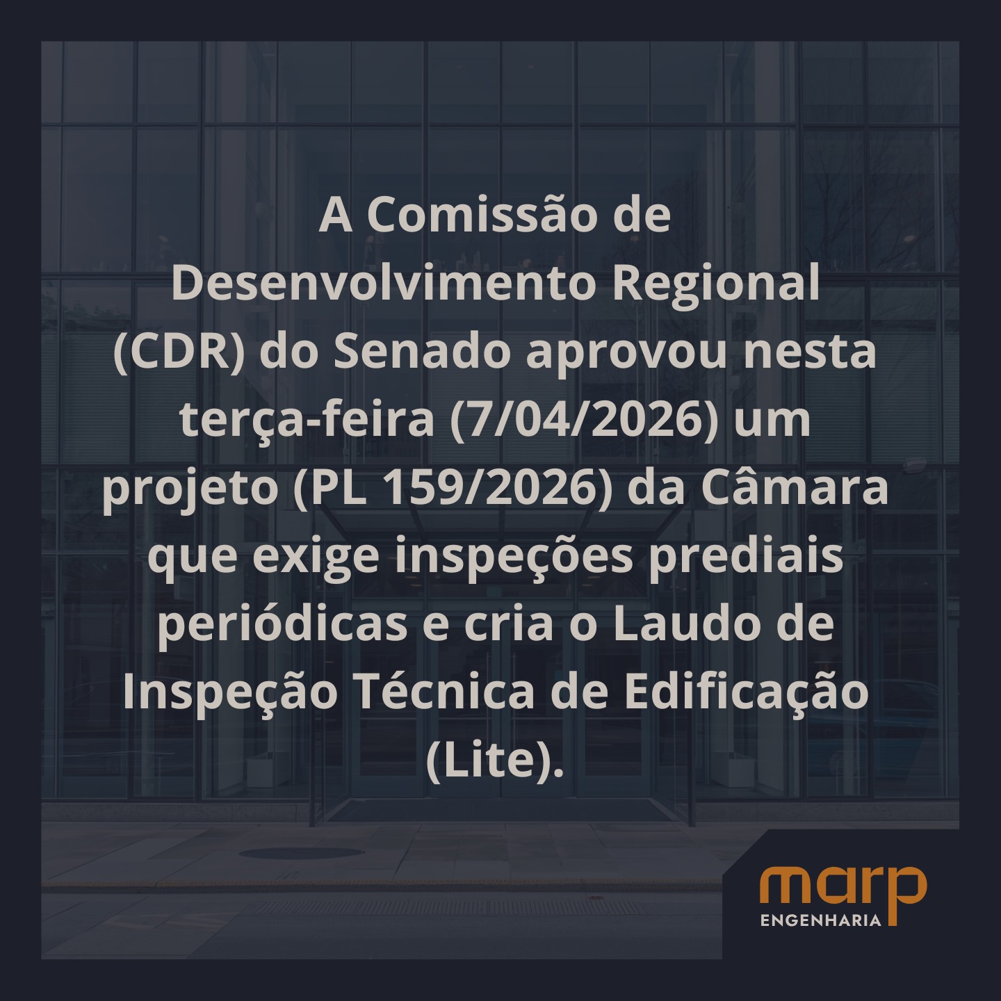 O projeto estabelece inspeção visual especializada destinada ao diagnóstico das condições técnicas, de uso, operação, manutenção e funcionalidade dos sistemas construtivos, aplicável a todas as edificações cobertas, exceto barragens, estádios e residências unifamiliares. A primeira inspeção deve ser realizada dez anos após a emissão do habite-se, com inspeções subsequentes a cada dez anos, cabendo ao órgão fiscalizador reduzir esses intervalos conforme o tipo, a idade e o estado de conservação da edificação.
O Laudo de Inspeção Técnica de Edificação (Lite) deverá conter a identificação do solicitante e do profissional responsável com registro em conselho, descrição técnica da edificação, data da vistoria e metodologia empregada conforme normas, lista dos sistemas, elementos e componentes inspecionados e não inspecionados, descrição e registro fotográfico das anomalias e falhas detectadas, classificação da prioridade técnica das ações de manutenção baseada na perda de desempenho observada, avaliação da manutenção dos sistemas e das condições de uso com base nas normas ABNT aplicáveis, recomendações técnicas para reparos e registro de não conformidades, data do laudo e anotação de responsabilidade técnica (ART).
O Lite deve ser elaborado por profissional habilitado em conformidade com as normas técnicas aplicáveis, podendo a inspeção ser complementada por meios técnicos adicionais quando necessário; o profissional emissor é responsável tecnicamente e deve providenciar a ART.
O proprietário ou administrador da edificação é responsável por contratar a inspeção, atender às recomendações de reparo e conservação necessárias à manutenção da integridade estrutural e da segurança de uso, e arquivar o Lite por no mínimo 20 anos. A prestação de informações falsas ou omissão deliberada sujeita a sanções administrativas e responsabilização civil e penal. O órgão público responsável pode exigir a apresentação do Lite e aplicar penalidades por descumprimento, tais como multa, suspensão parcial ou total de atividades em edificações não residenciais e cancelamento de licenças ou autorizações.