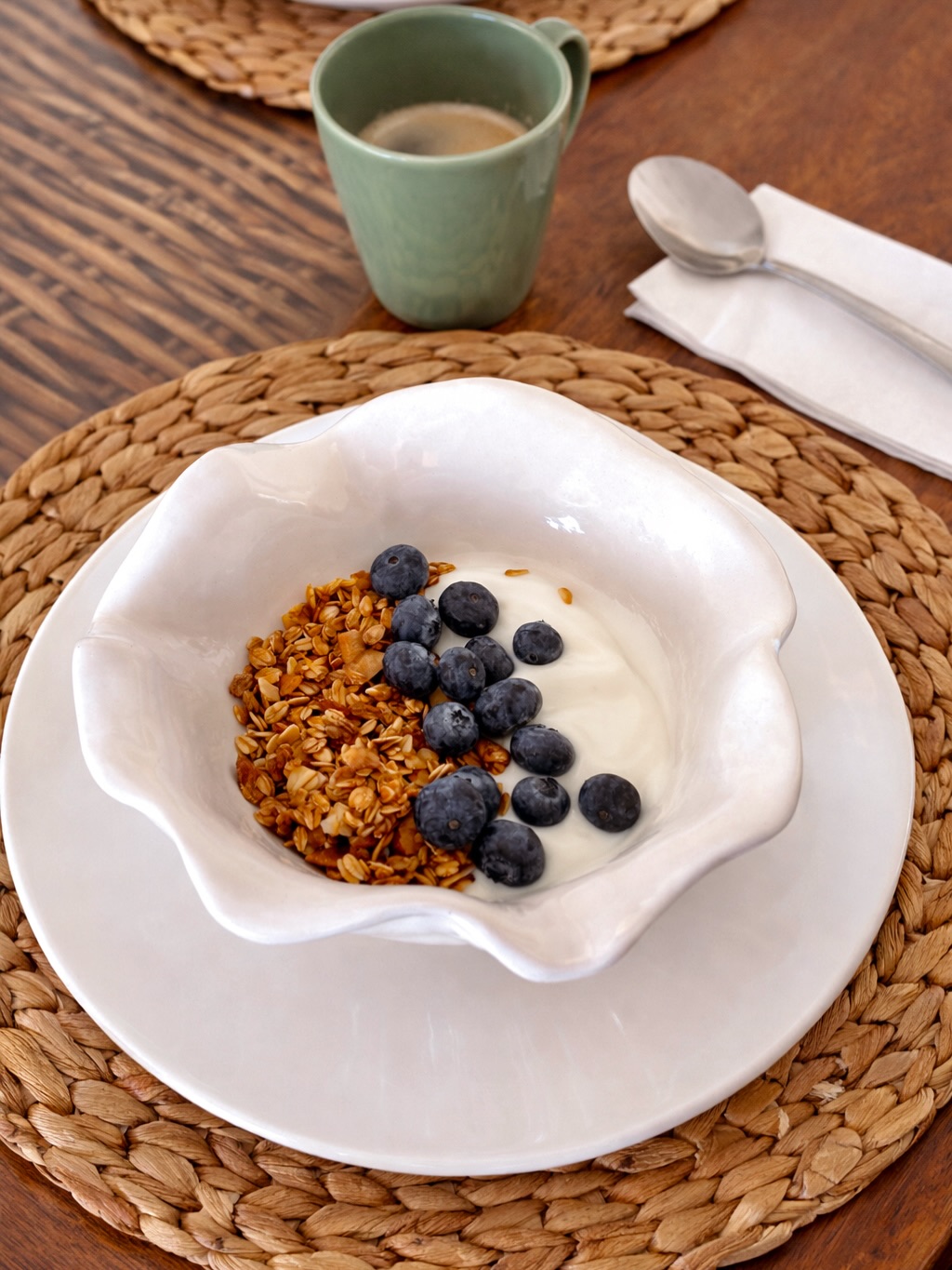 Desayunar ligero no tiene por qué ser aburrido ni quitarte tiempo🤎
Desliza para ver estas 3 ideas fáciles, nutritivas y, sobre todo, honestas🙌
• Digestión ligera: Ingredientes naturales que el cuerpo reconoce y procesa sin esfuerzo.
• Adiós a la inflamación: Al evitar edulcorantes químicos y ultraprocesados, evitas esa pesadez e inflamación que arruina tu mañana.
• Energía constante: El balance entre harinas nutritivas, grasas buenas y fruta real evita los picos de azúcar, manteniéndote activa por más tiempo.