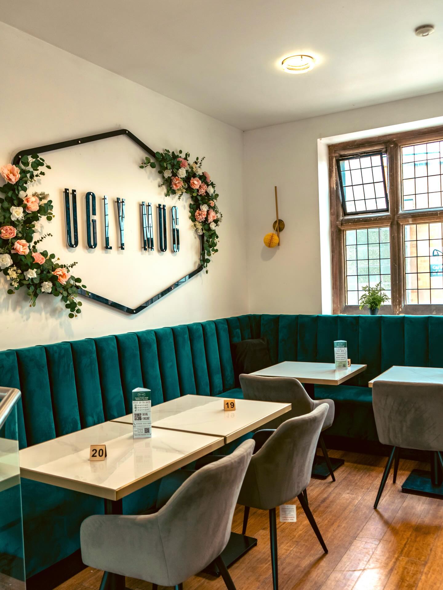 A cosy corner of Ugly Mug ☕️
Send this to the person who you’d steal the booth seat from😉