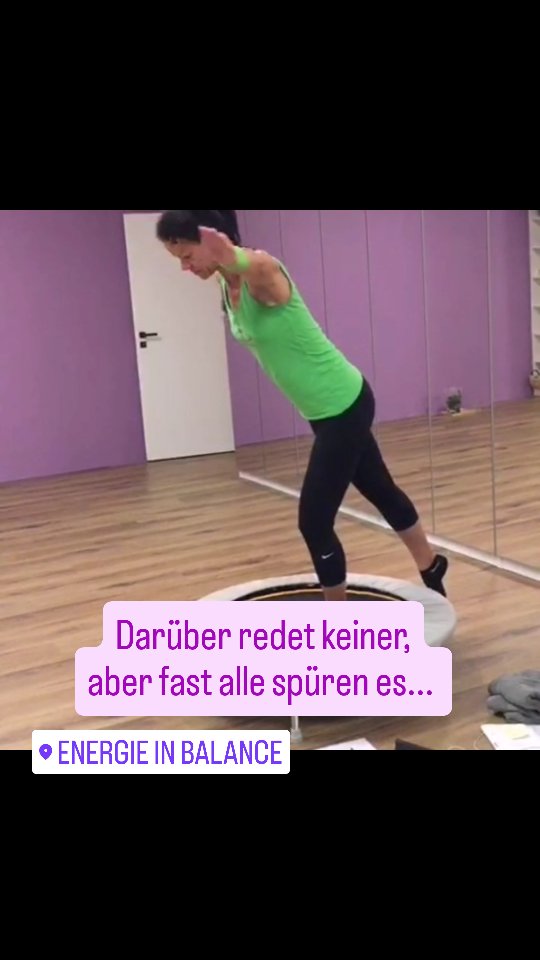 Darüber redet keiner,
aber fast alle spüren es....
bei Balance Swing™, Element 3 - Balance Stability kräftigst du die tiefliegende Stützmuskulatur, durch den wackeligen Untergrund.
Was bringts?
👉 Verbesserte Körperhaltung
👉 Bewegungsstabilität
👉 Entlastung der Wirbelsäule und Gelenke
👉 Verbessertes Körpergefühl
😎 Rauf auf's Trampolin und wackeln 👌
#trampoline #stabilitytraining #selfcare