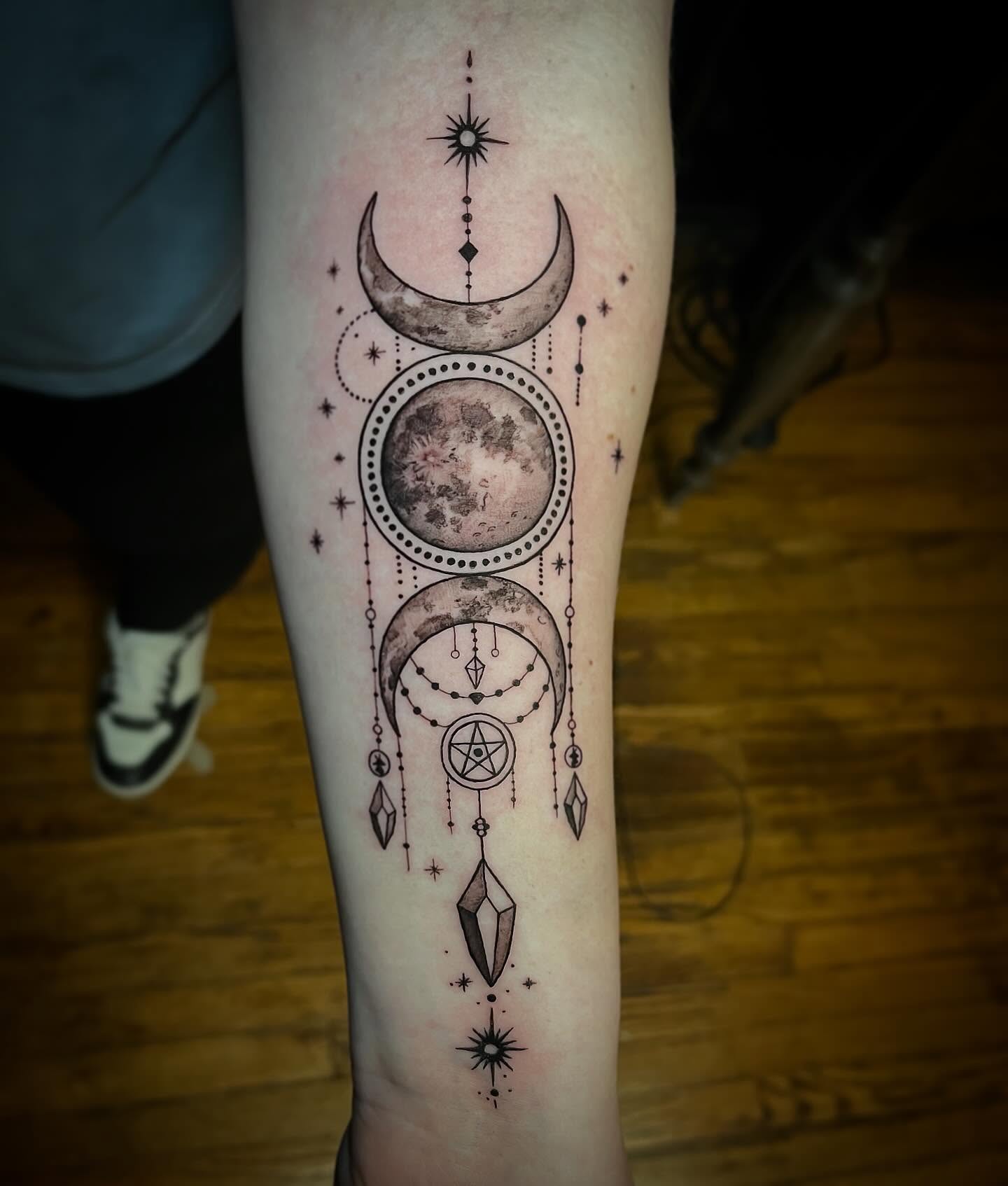 Beautiful forearm moon phase piece by Lenny Paul!
#cantontattoos #ohiotattooers #theinkeeperstattooparlor #moontattoos #finelinetattoos
@theinkeeperstattooparlor
@inkbylennypaul
Artist: Lenny Paul @inkbylennypaul