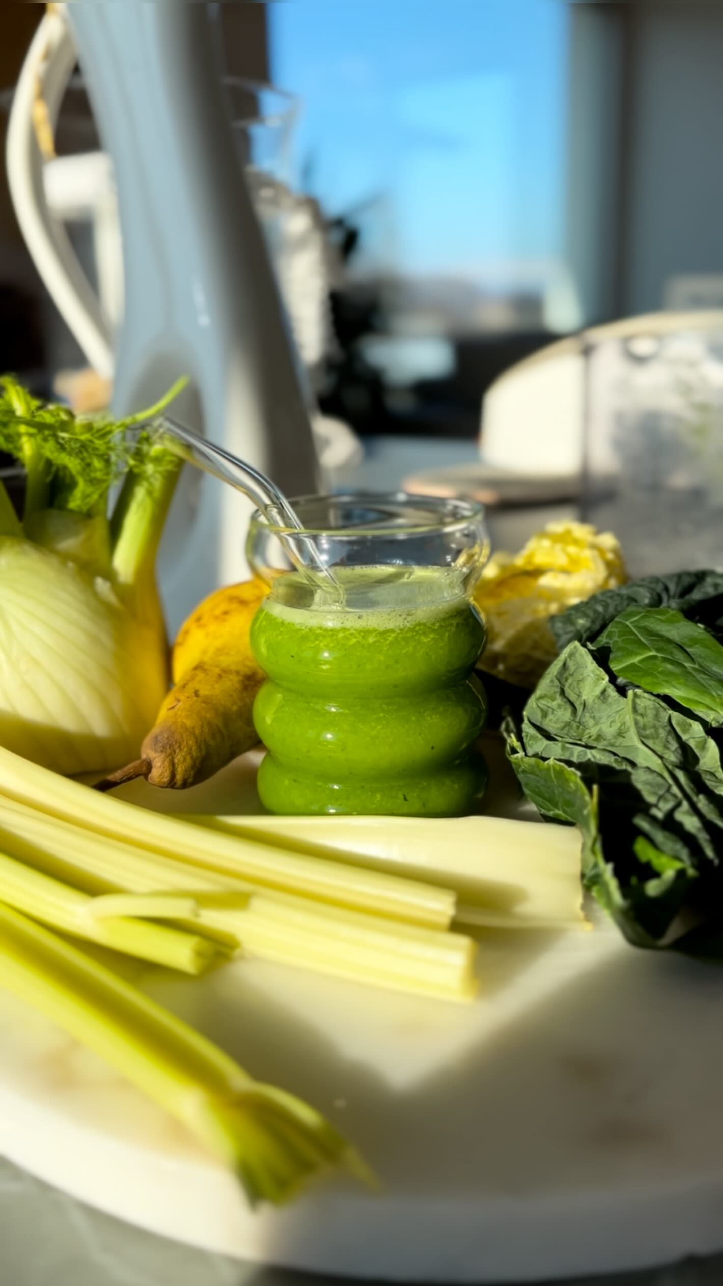 Un estratto verde che non è solo buono… è anche un piccolo gesto di benessere quotidiano 🌿
💚 BENEFICI DI QUESTO MIX:
• 🍐 Pera → dolcezza naturale
• 🌱 Finocchio → supporta la digestione e aiuta a sgonfiare
• 🌿 Sedano → ricco d’acqua, leggermente diuretico e rinfrescante
• 🥬 Cavolo nero → fonte di vitamine A, C e K + antiossidanti
• 🥬 Verza → ricca di minerali e utile per il benessere intestinale
✨ Insieme creano un estratto:
• idratante
• leggero e depurativo
• ricco di micronutrienti
• perfetto per sostenere l’organismo nei cambi di stagione
💬 Lo berresti al mattino o nel pomeriggio?
#estrattiverdi #benesserenaturale #alimentazionesana #valigiainfarinata #ricettinaperpassiοne
benefici estratto verde, succo pera finocchio sedano benefici, cavolo nero proprietà nutrizionali, verza benefici salute, estratto depurativo naturale, bevanda detox digestiva, succhi verdi fatti in casa, alimentazione sana quotidiana, proprietà sedano depurativo, finocchio sgonfiante digestione